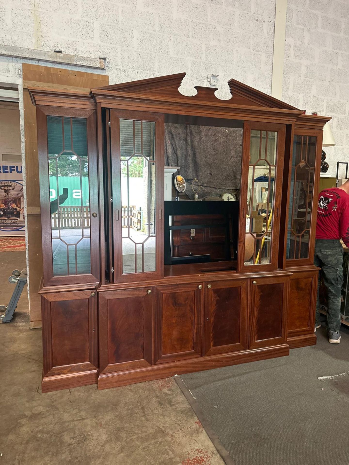 A Mahogany Georgian Style Breakfront Bookcase Mahogany Georgian Style Breakfront Bookcase With - Image 2 of 4