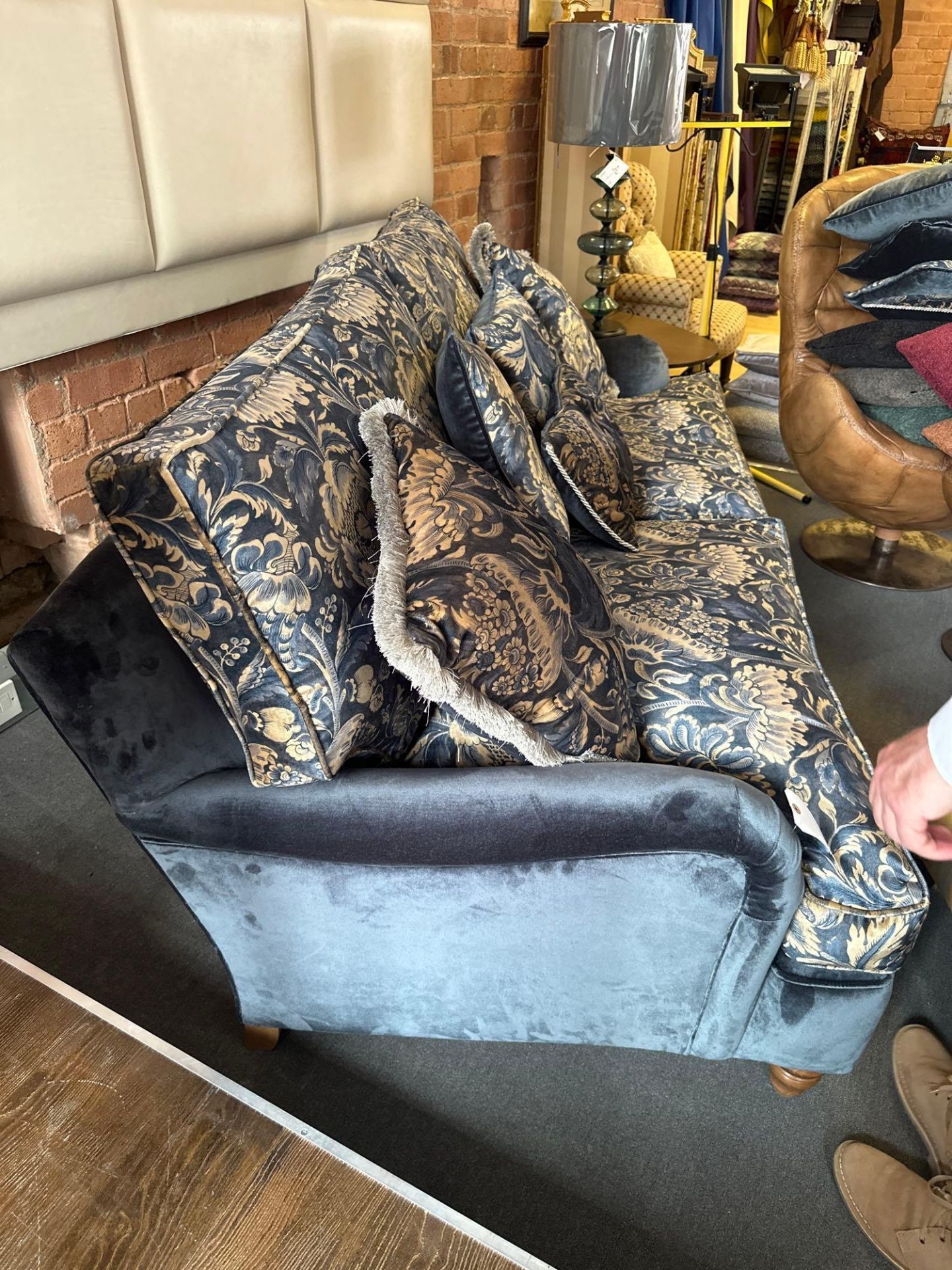 Duresta Lansdowne 3 Seat Sofa, A Masterpiece Of Design That Embodies The Quintessence Of Luxury - Image 6 of 7