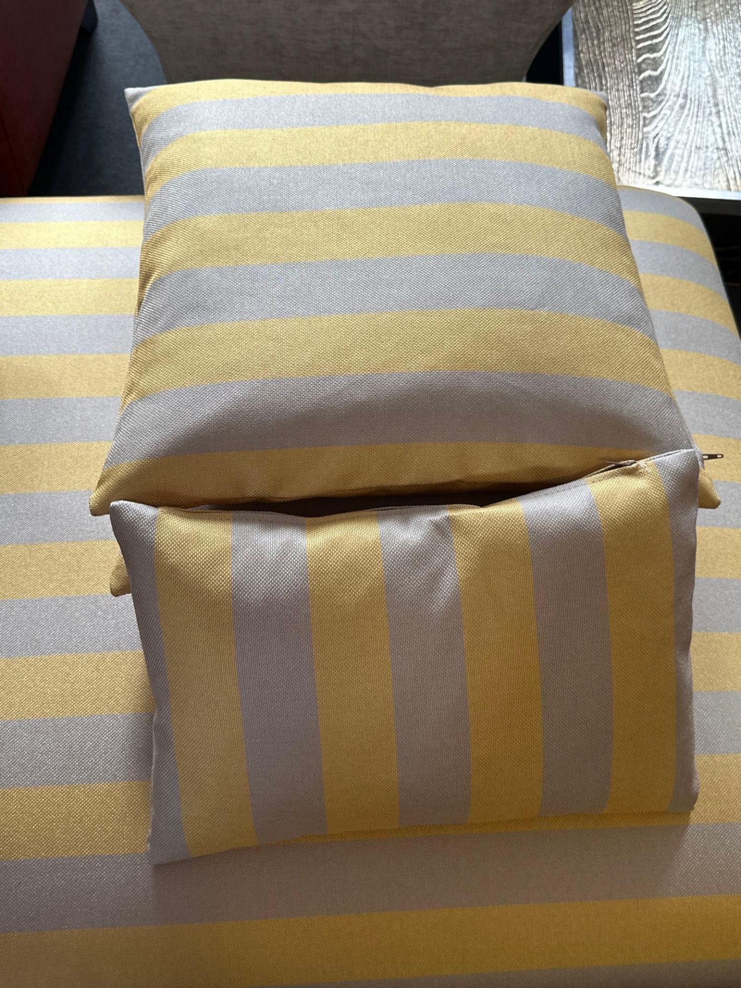 3 x Scatter Cushions In A Yellow Wide Stripe Fabric 1 x 40 x 30cm And 2 x 45 x 45cm - Bild 2 aus 2
