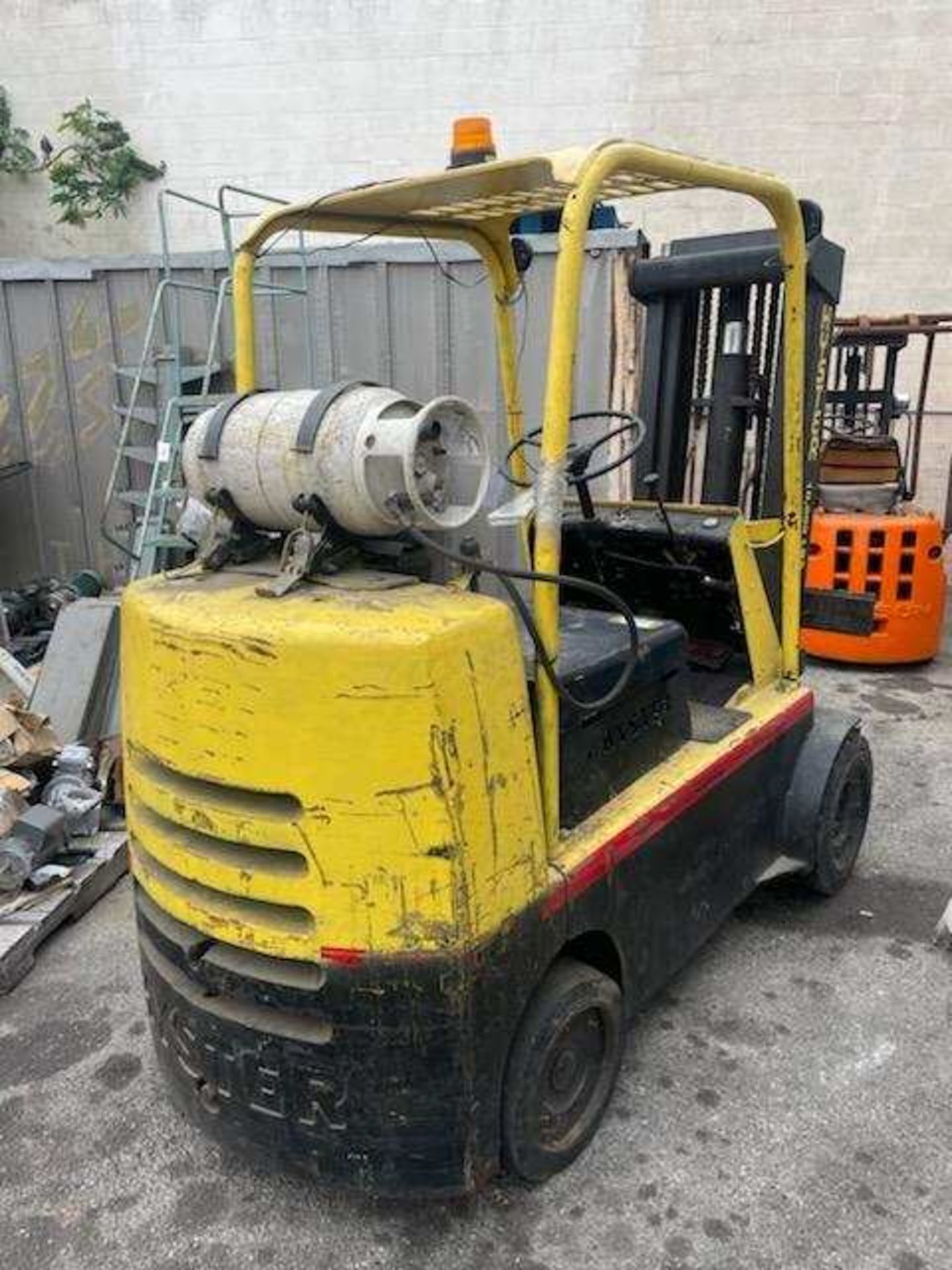 HYSTER 10,000 LB. PROPANE FORKLIFT - Image 2 of 2