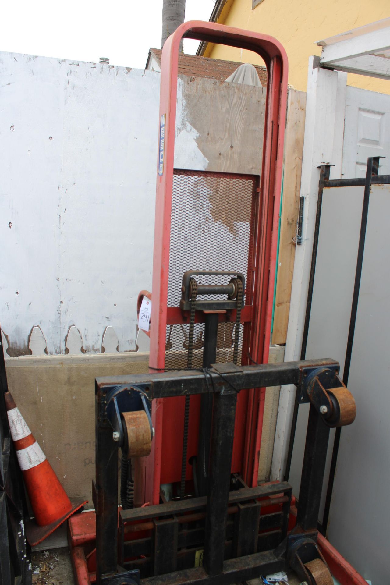 WESCO PALLET LIFTER