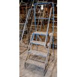 4-step stock ladder w/ wheels