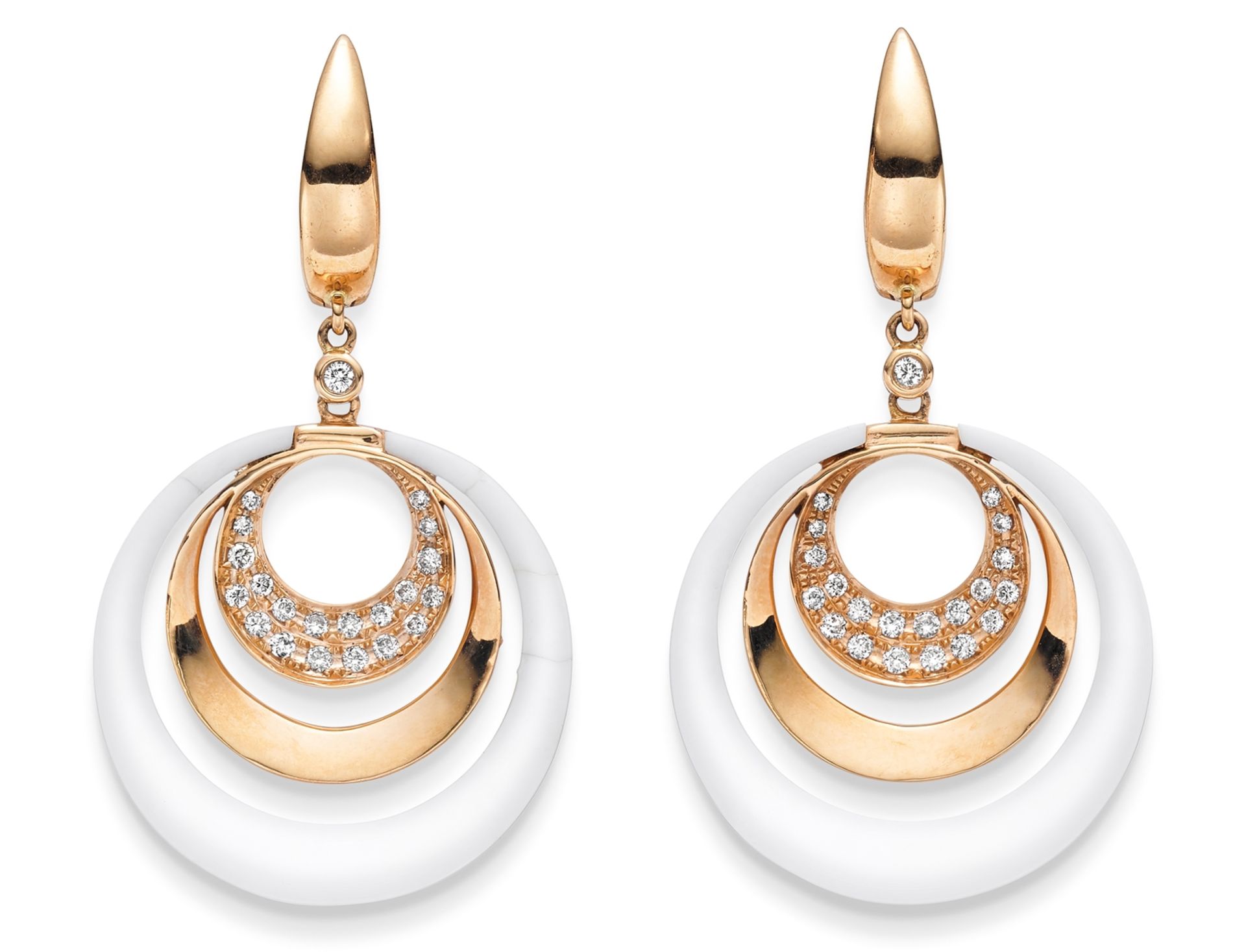 Pair of earrings with white jade and diamonds