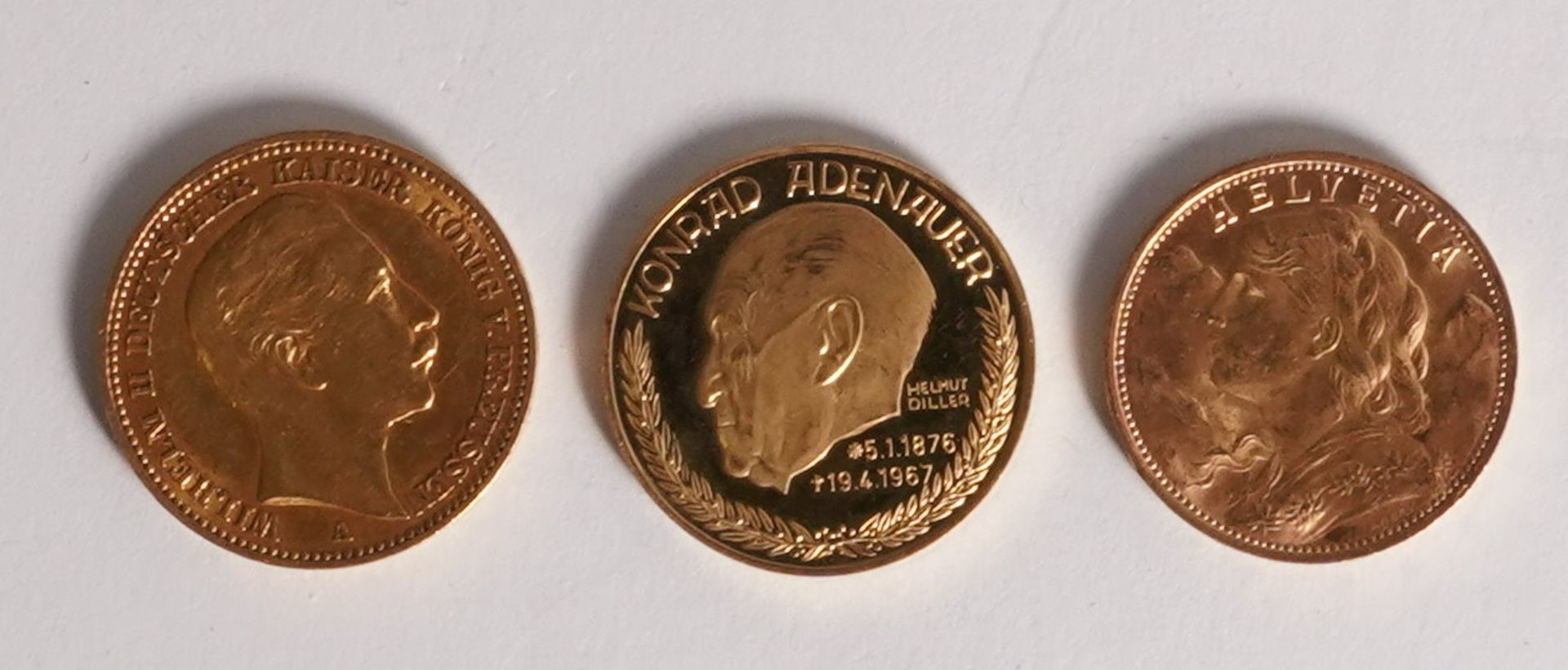 Zwei Goldmünzen und eine Medaille