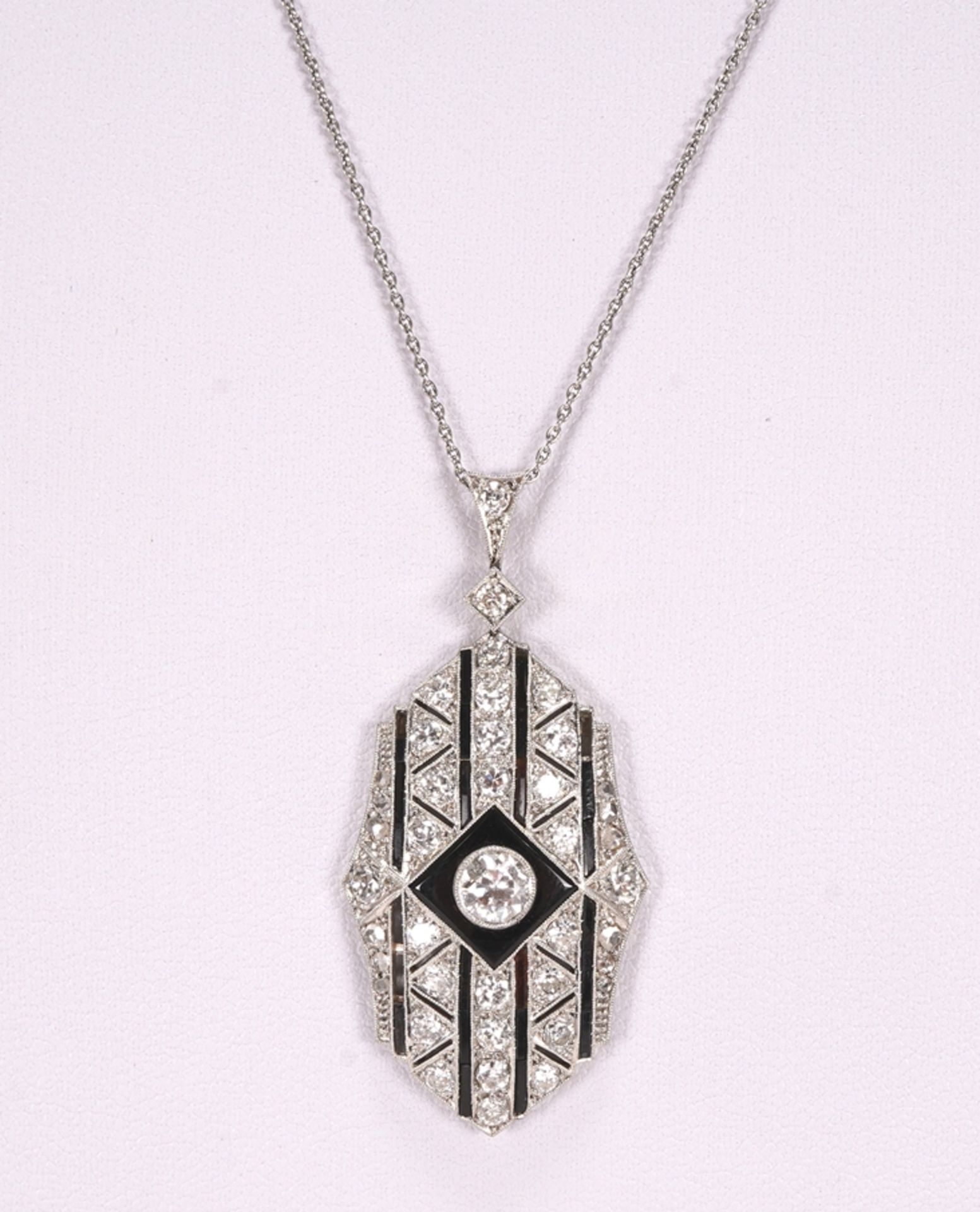 Art Deco pendant on chain - Image 2 of 2