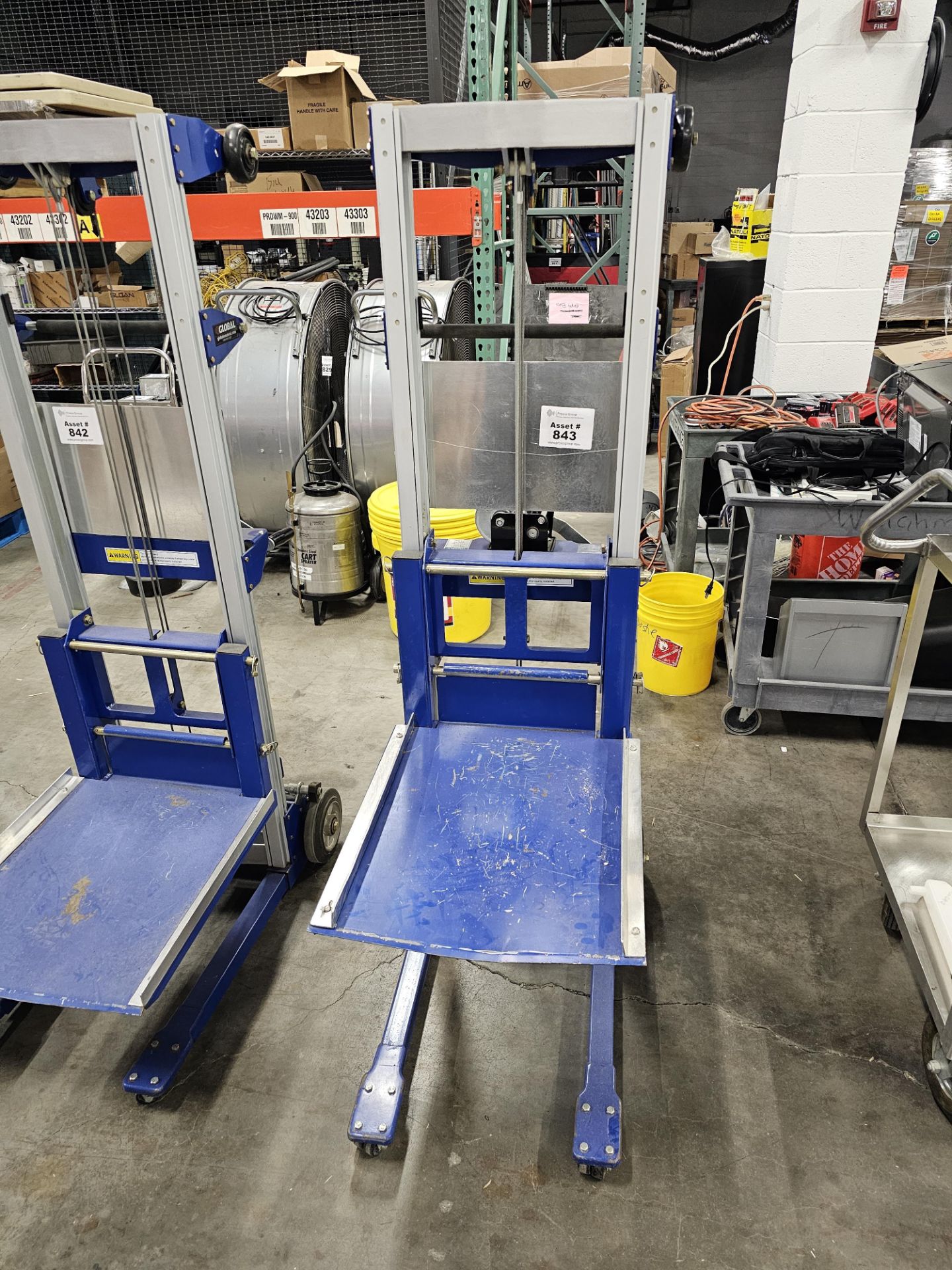 Hand Operated Lift Truck 401 LBS maximum load {Auctioneers Note