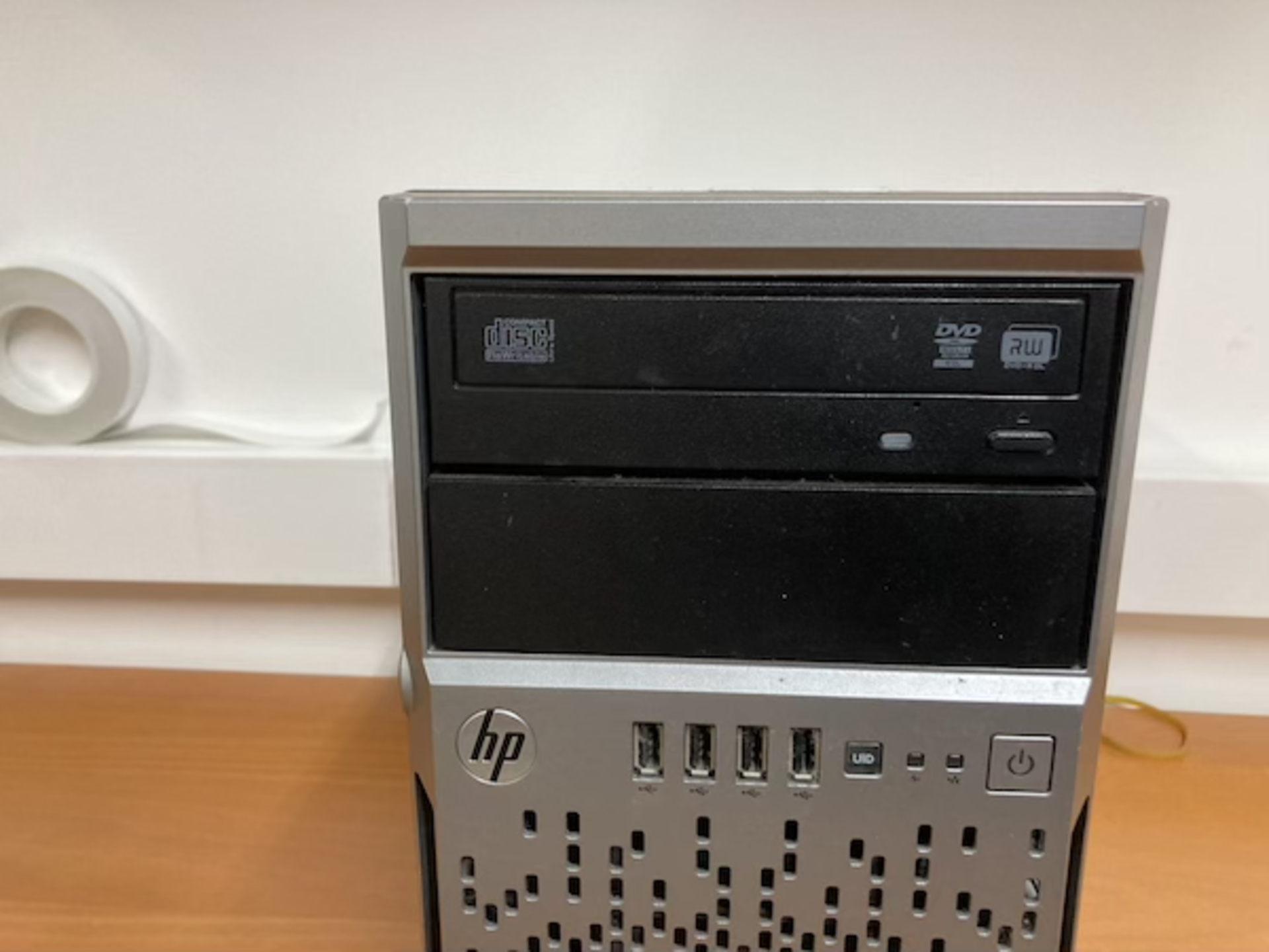 HP ProLiant ML310e Gen 8 v2 tower network server - Image 2 of 4