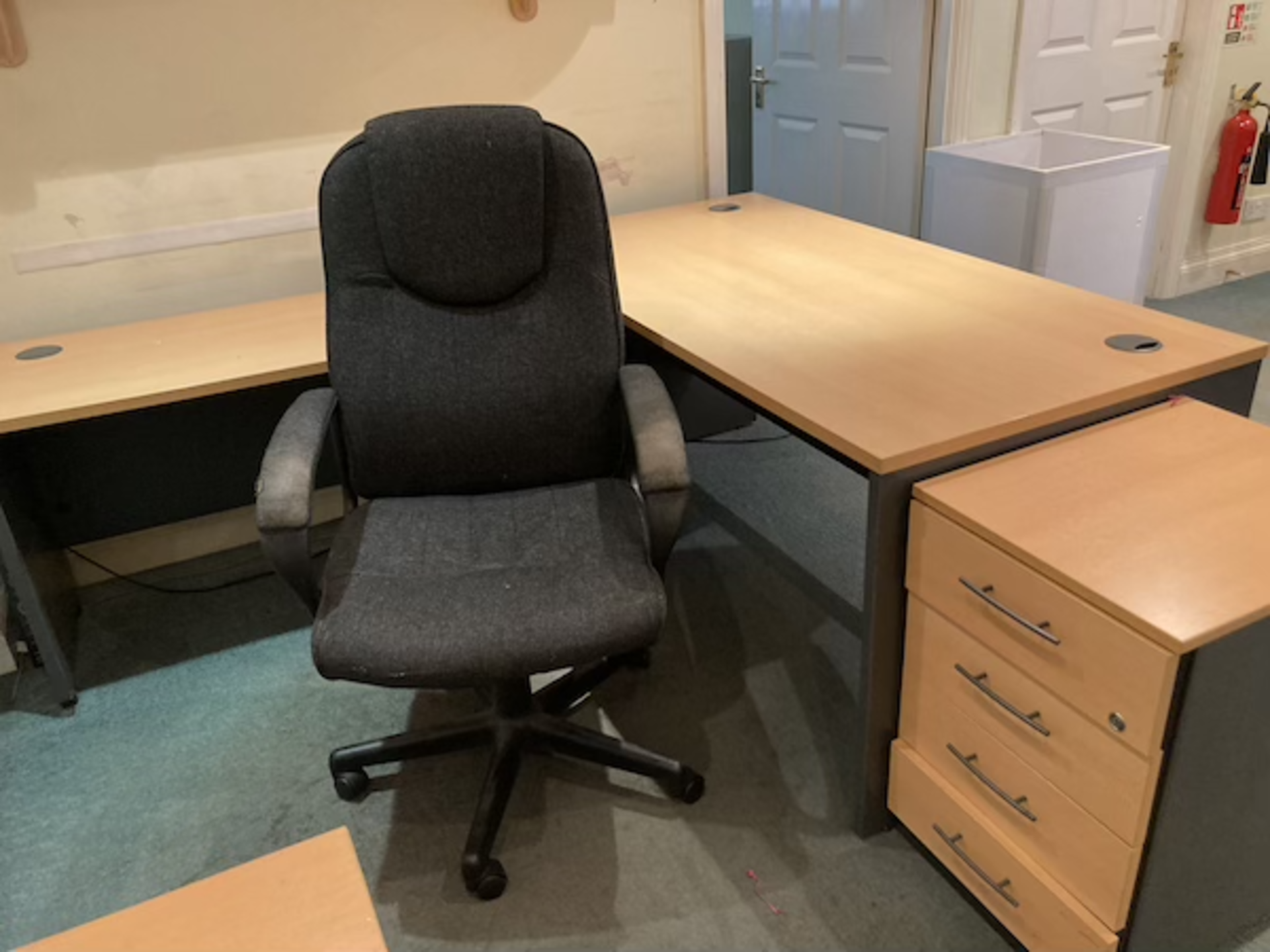 Slab side desk (1600mm) with return unit, 2 x four drawer pedestals, gas lift office chair - Bild 3 aus 3