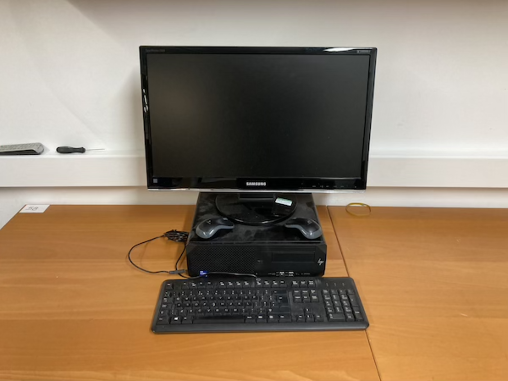 HP Z2 core i7 mini workstation with Samsung SyncMaster 2494 monitor
