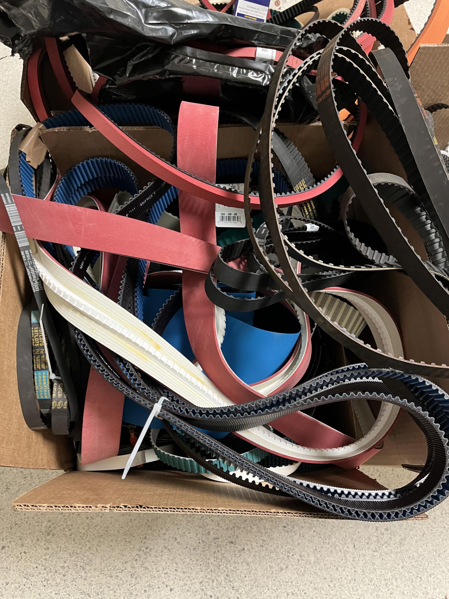 Pallet of drive belts. - Image 6 of 6