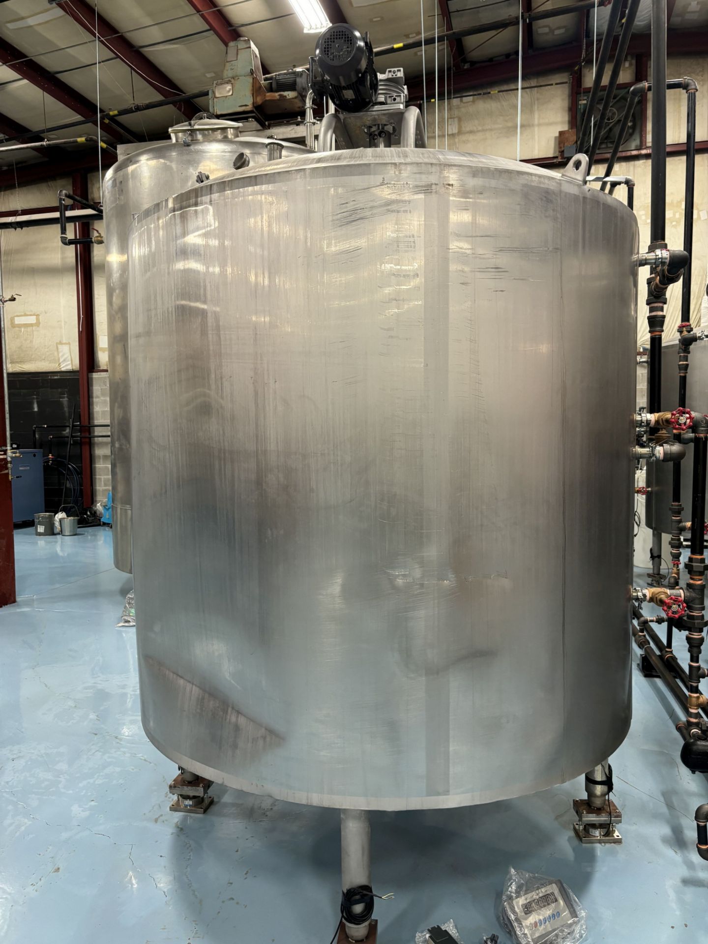1000 GALLON STAINLESS STEEL JACKETED TANK WITH AGITATOR & BRAND NEW LOAD CELLS & NEW MOTOR & GEARBOX - Image 3 of 14