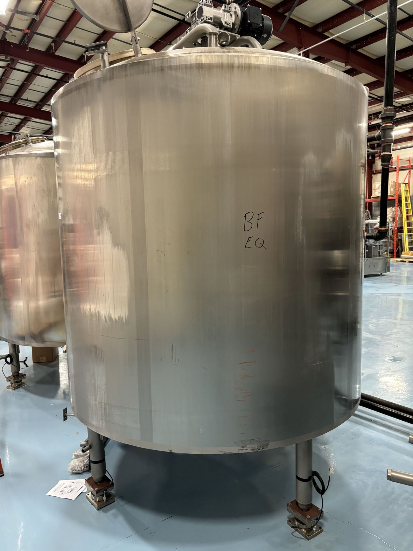 1000 GALLON STAINLESS STEEL JACKETED TANK WITH AGITATOR & BRAND NEW LOAD CELLS & NEW MOTOR & GEARBOX - Image 5 of 15