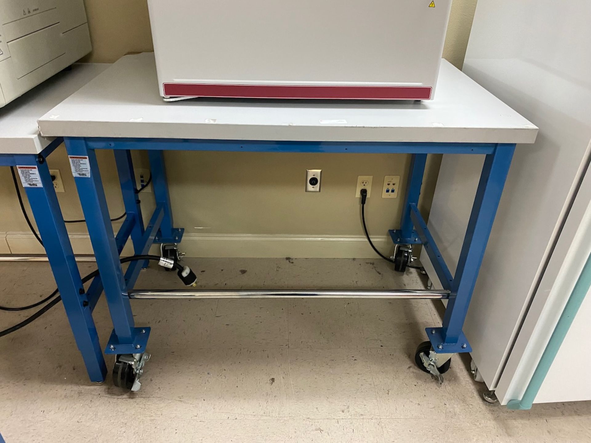 Lab bench on casters