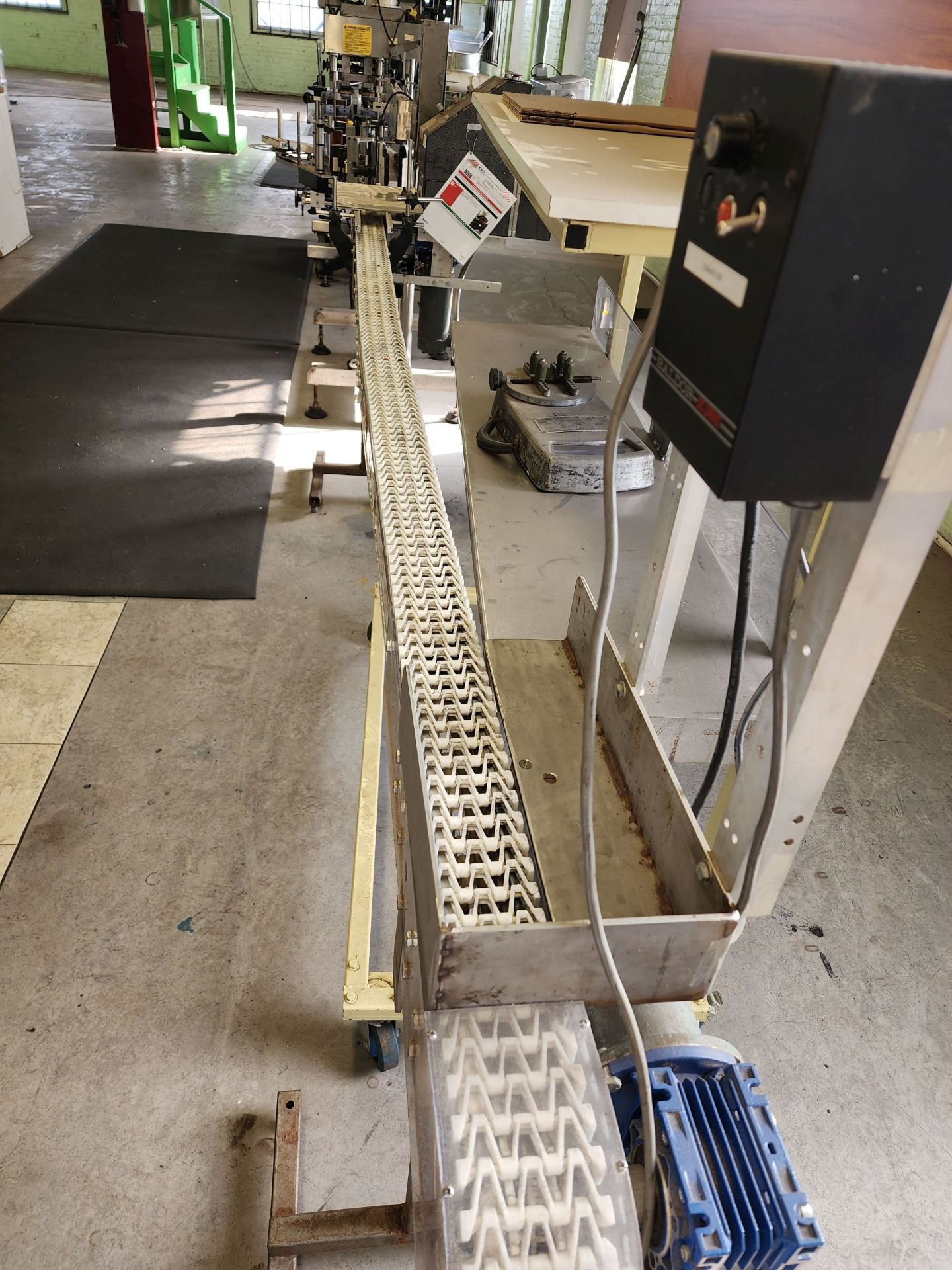 Conveyor with variable speed drive - Image 2 of 5