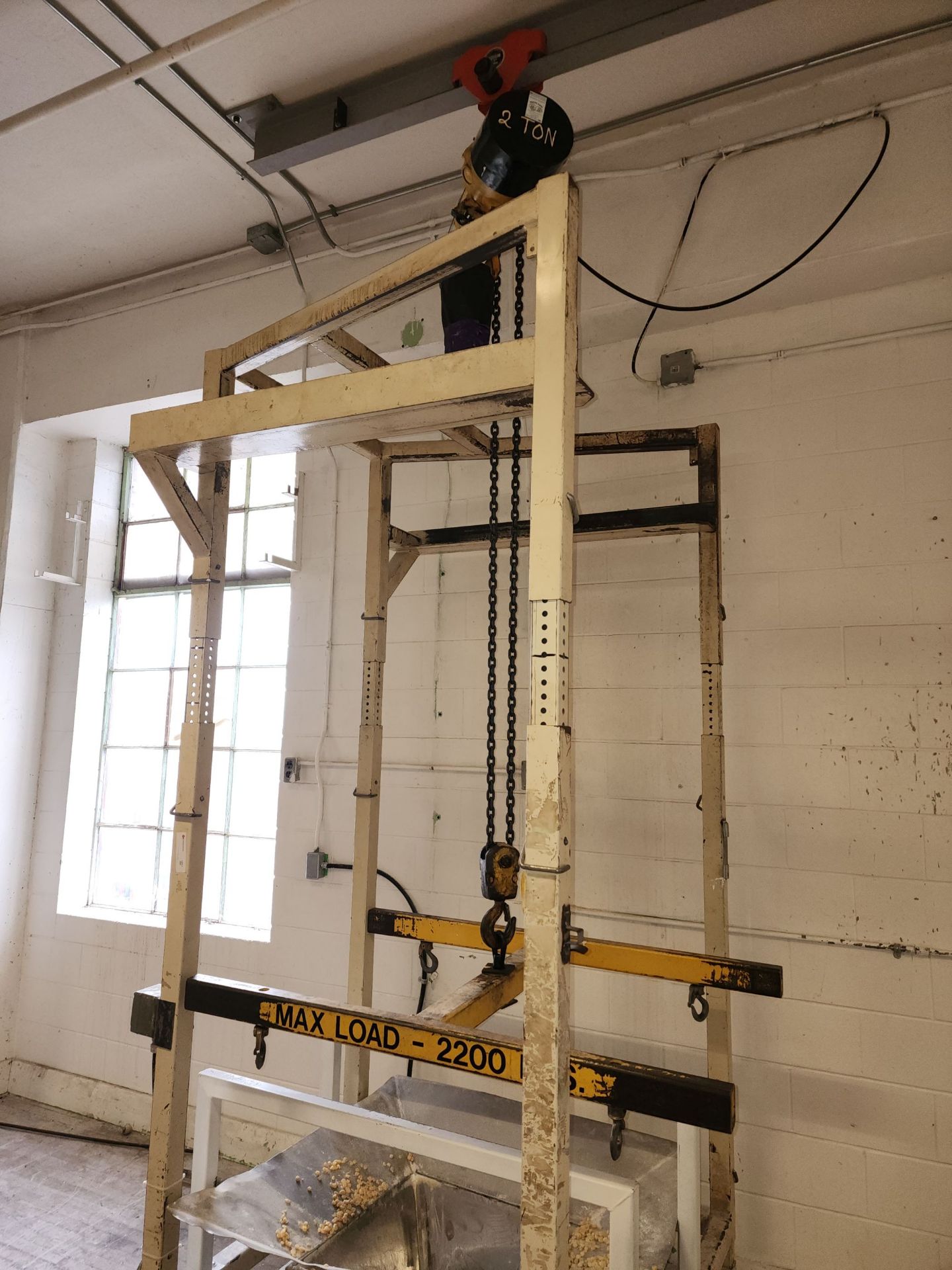 Electric Hoist with lifting frame - Image 2 of 7