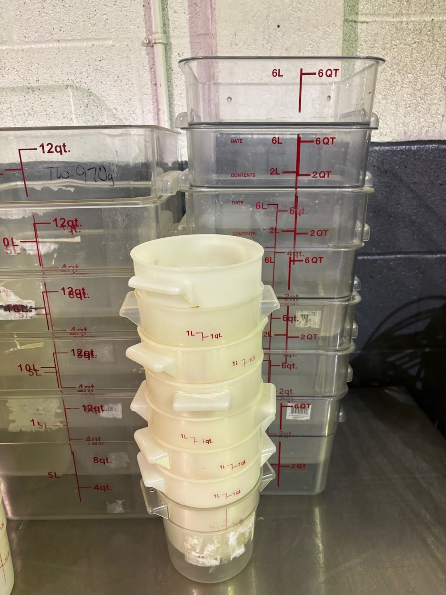 Lot of Plastic containers - Image 6 of 7
