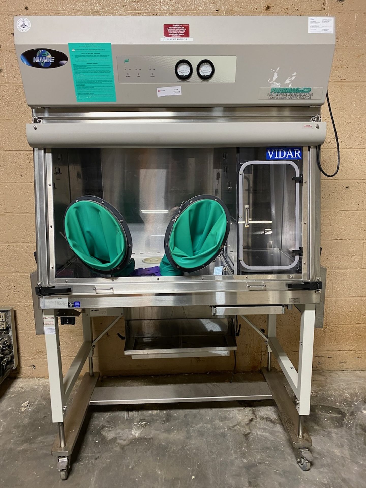 Nuaire PharmaGard aseptic glovebox. Model NU-PR797-400, made in 2007, 24" x 35" work area, 18" x 12"