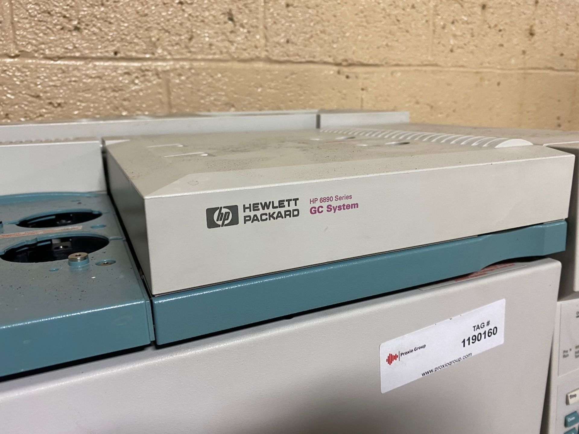 Hewlett Packard G1530A Gas Chromatograph with 6890 System, S/N US00002253. {TAG:1190160} - Image 4 of 5