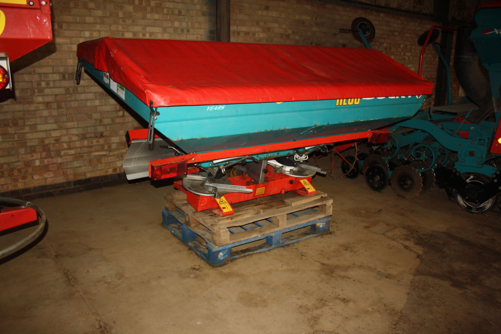 (08) Reco Sulky DPX 24m twin disc fertiliser spreader with hopper cover Serial No: 08/DS-01-110, - Image 3 of 6