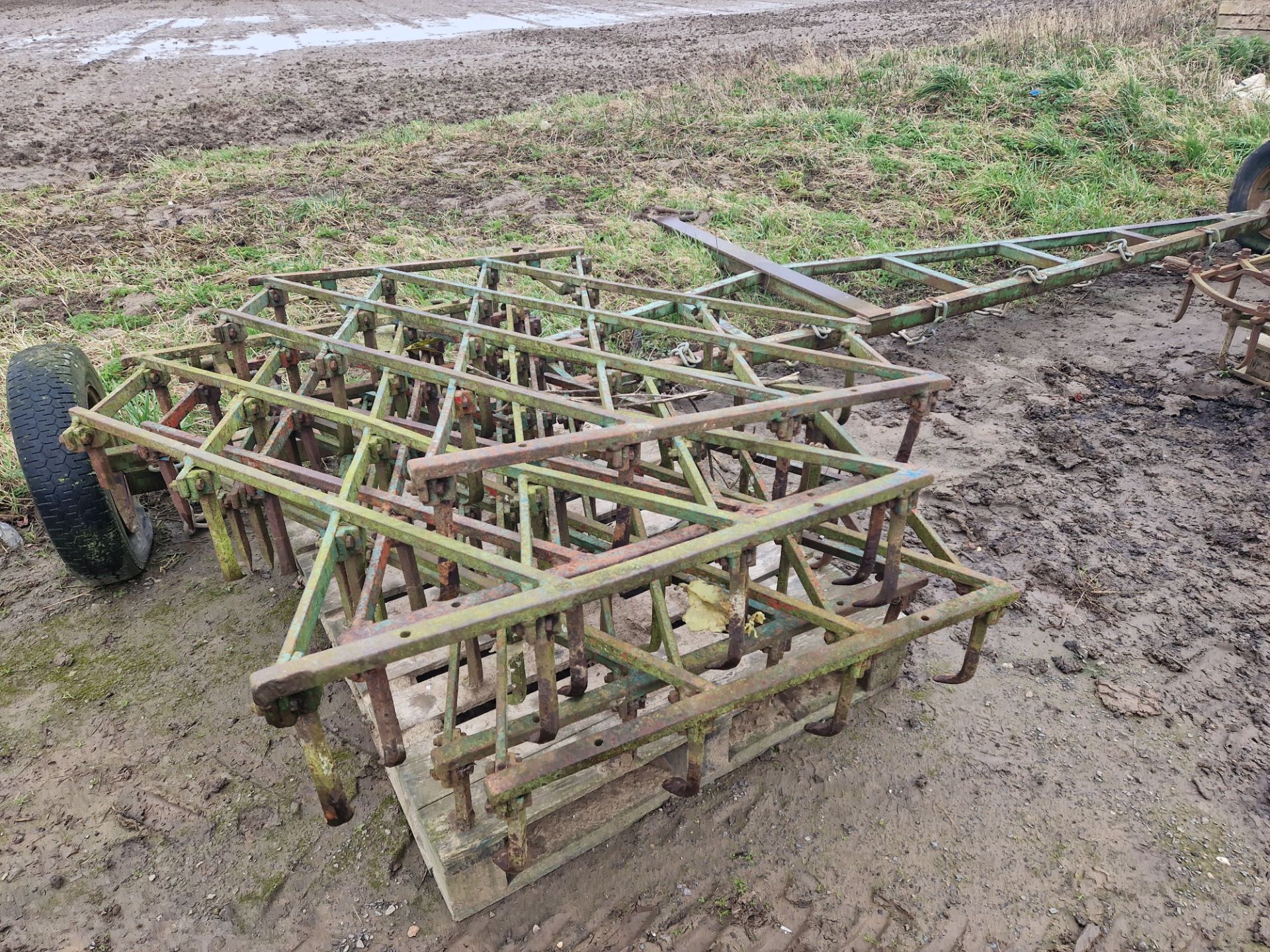 Set Duck foot harrows and stretcher