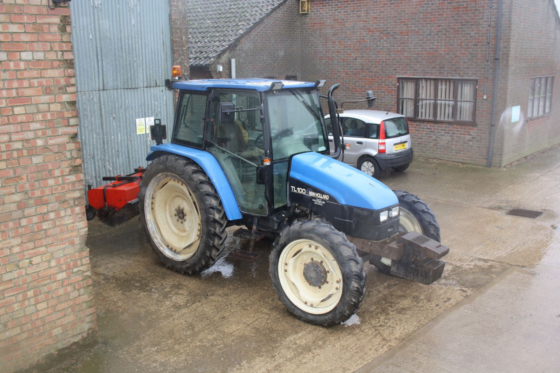 Ford New Holland TL100, 4wd Tractor, Reg Y387 0FW 6,940 hours, 3 speed PTO, Tyres - Rear: - Image 3 of 4