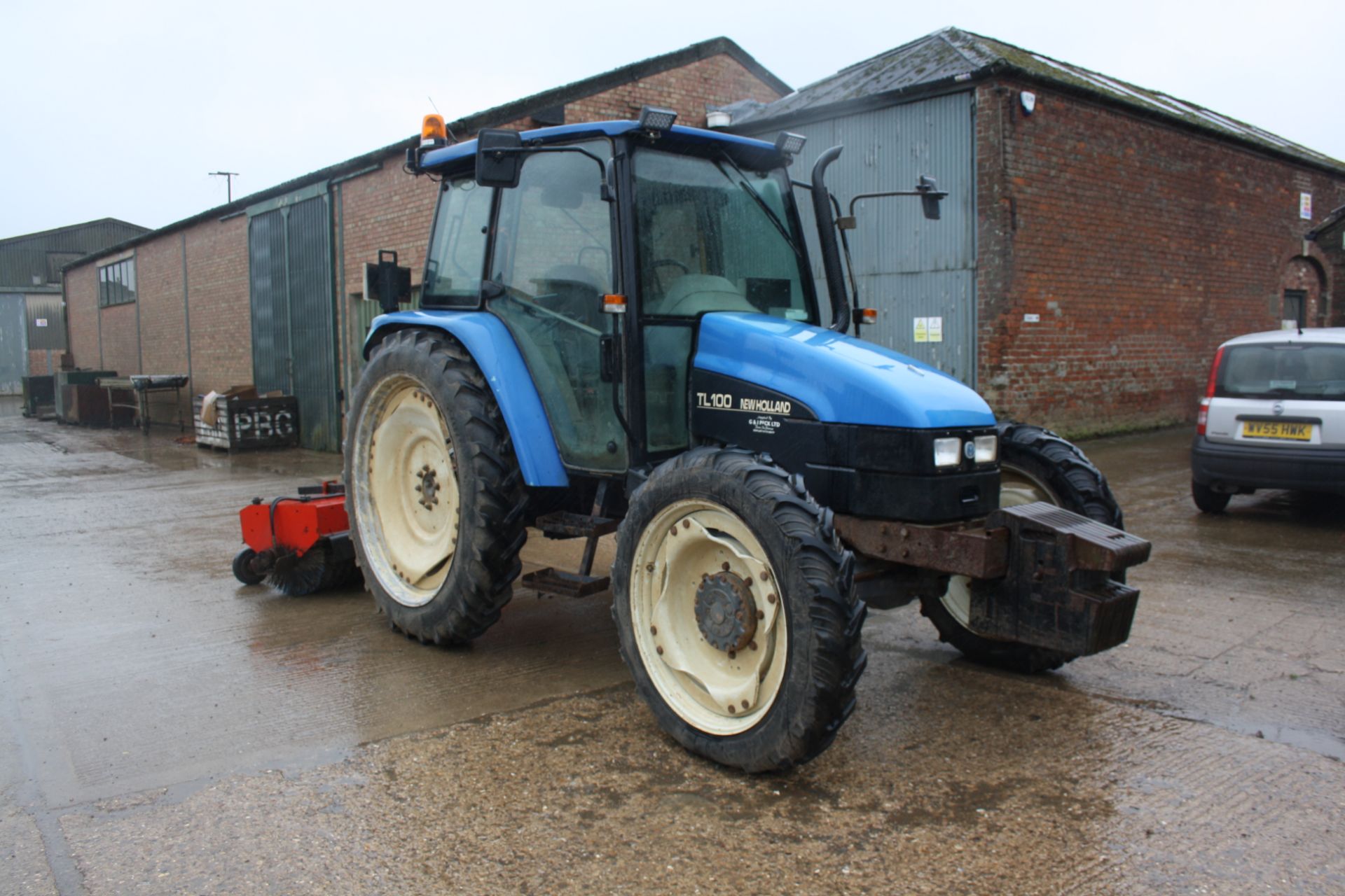 Ford New Holland TL100, 4wd Tractor, Reg Y387 0FW 6,940 hours, 3 speed PTO, Tyres - Rear: - Image 2 of 4
