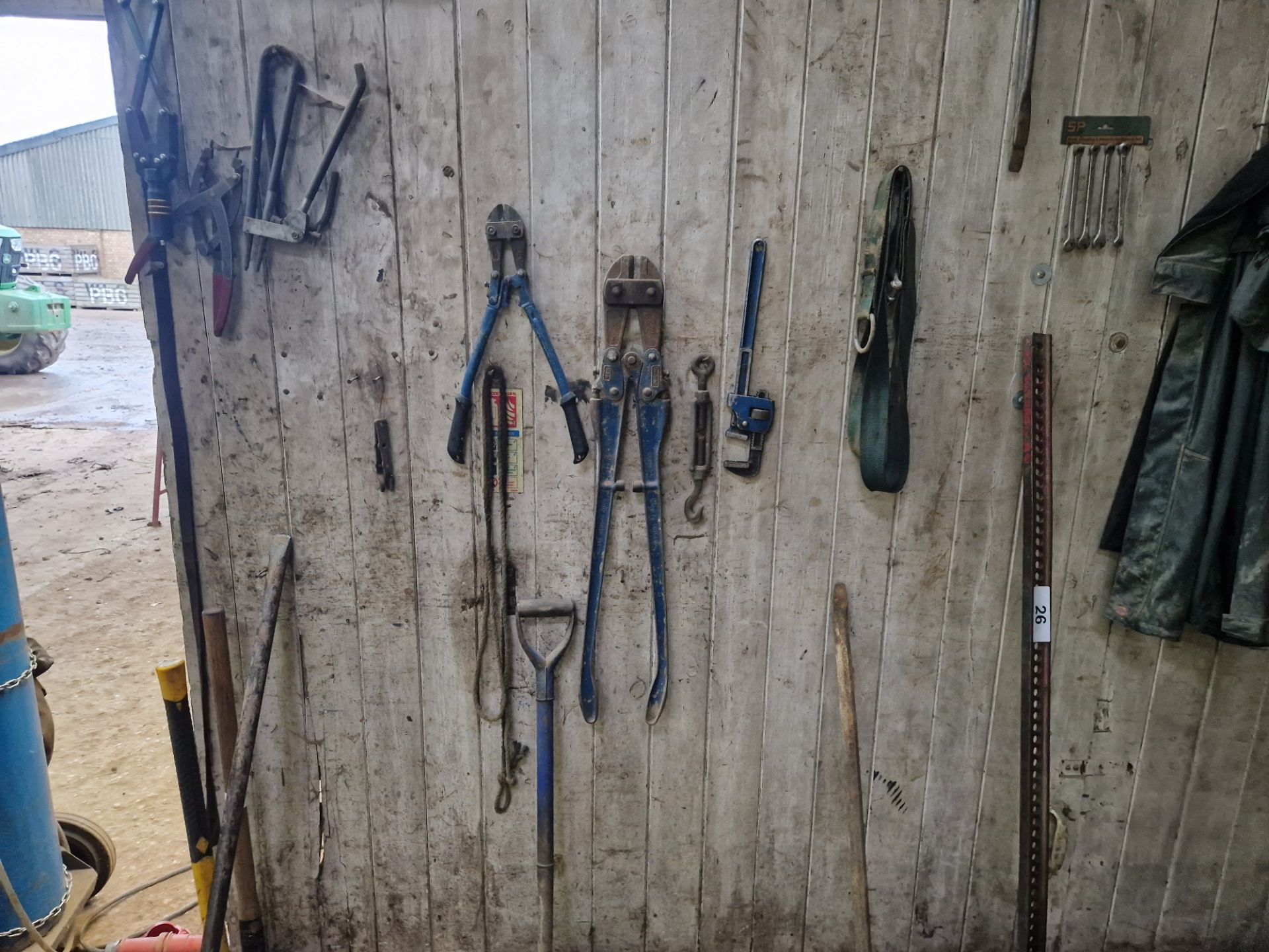 Hammers, tools and crowbars