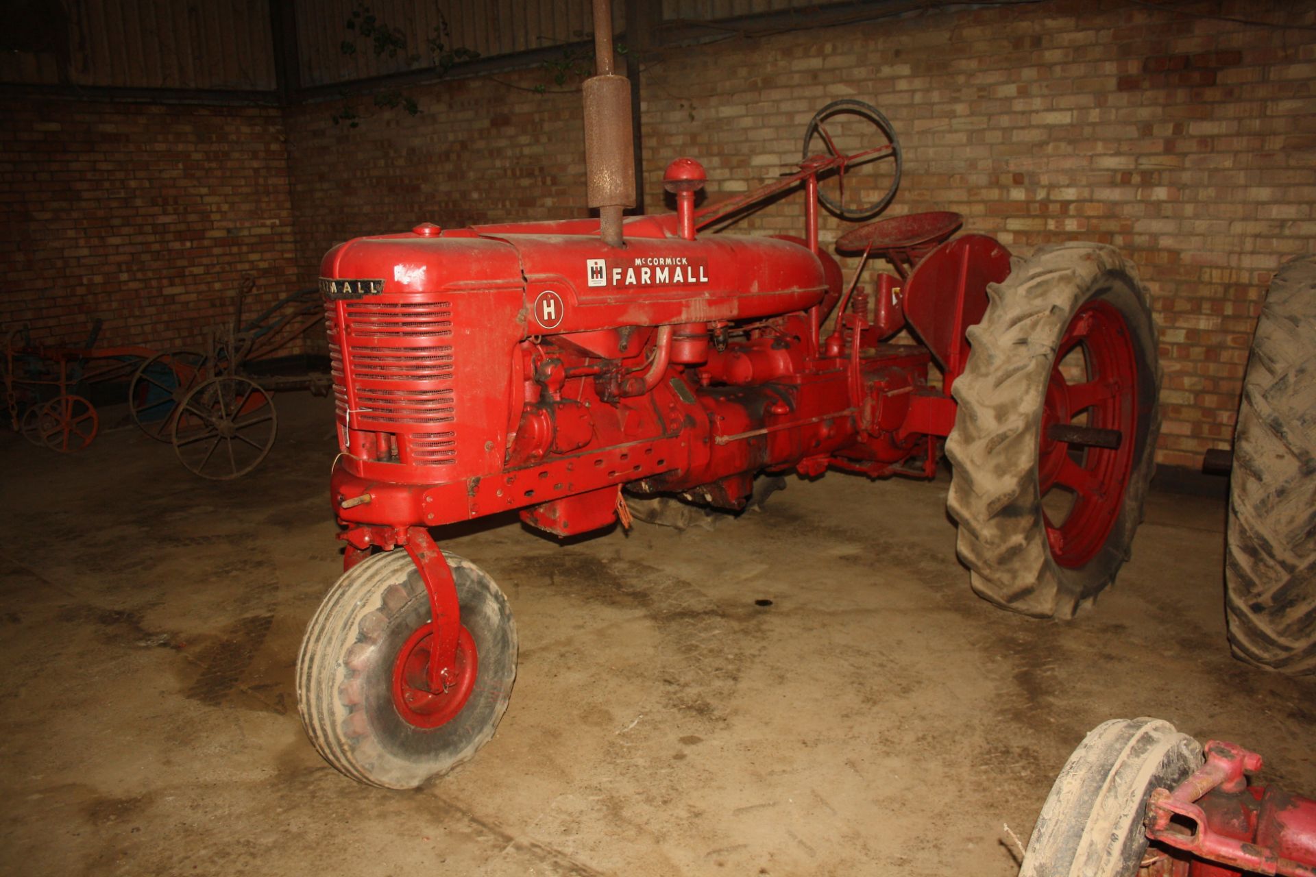 (41) McCormick Farmall Model H - HX3 3 wheel petrol tractor Reg JL 7819 Serial No 377867 on farm - Image 2 of 2