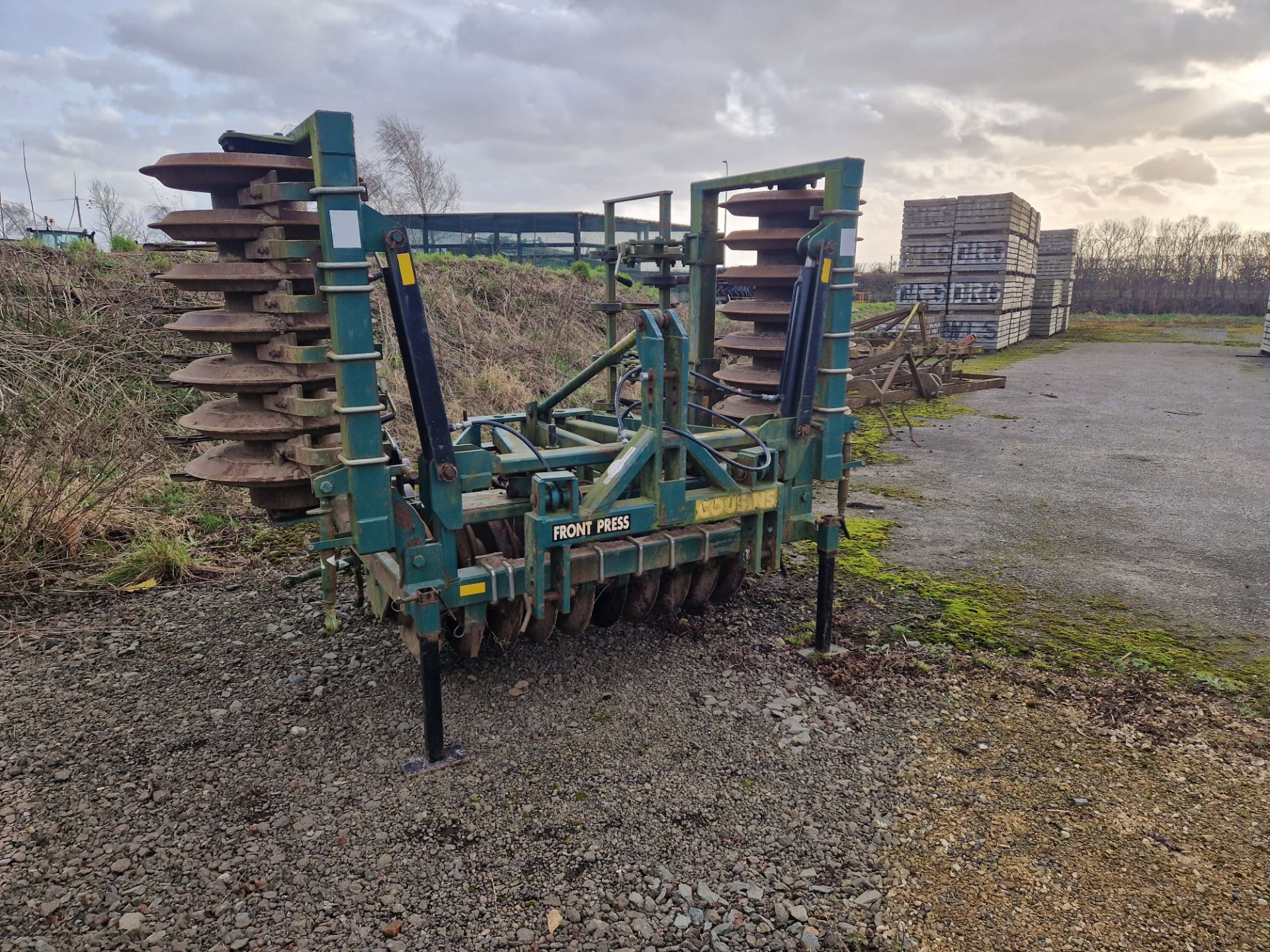 (05) Cousins 4m front press with DD raiser rings, hydraulic folding, spring tines