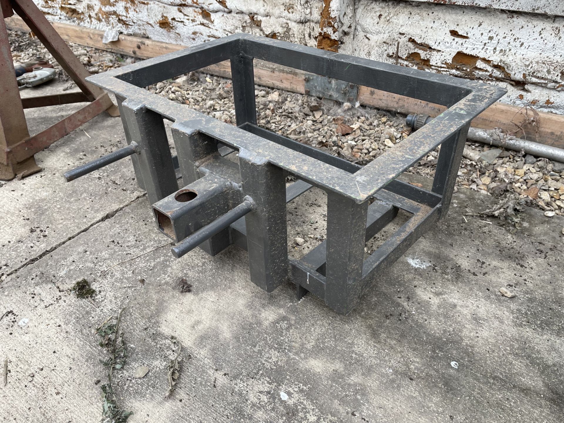 Weight carrying frame - Image 2 of 4