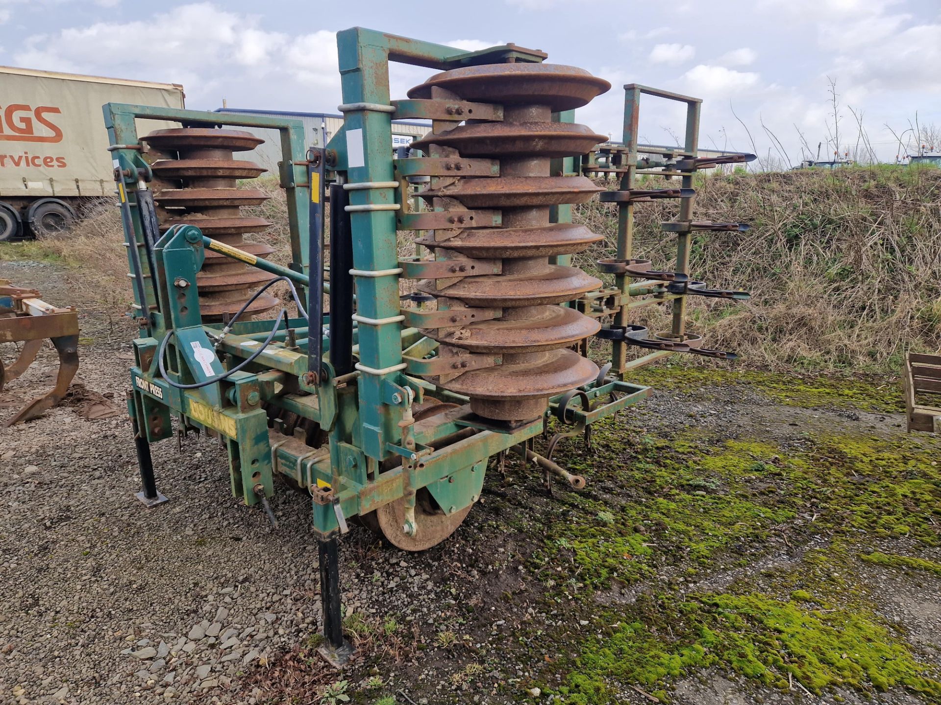 (05) Cousins 4m front press with DD raiser rings, hydraulic folding, spring tines - Image 2 of 2