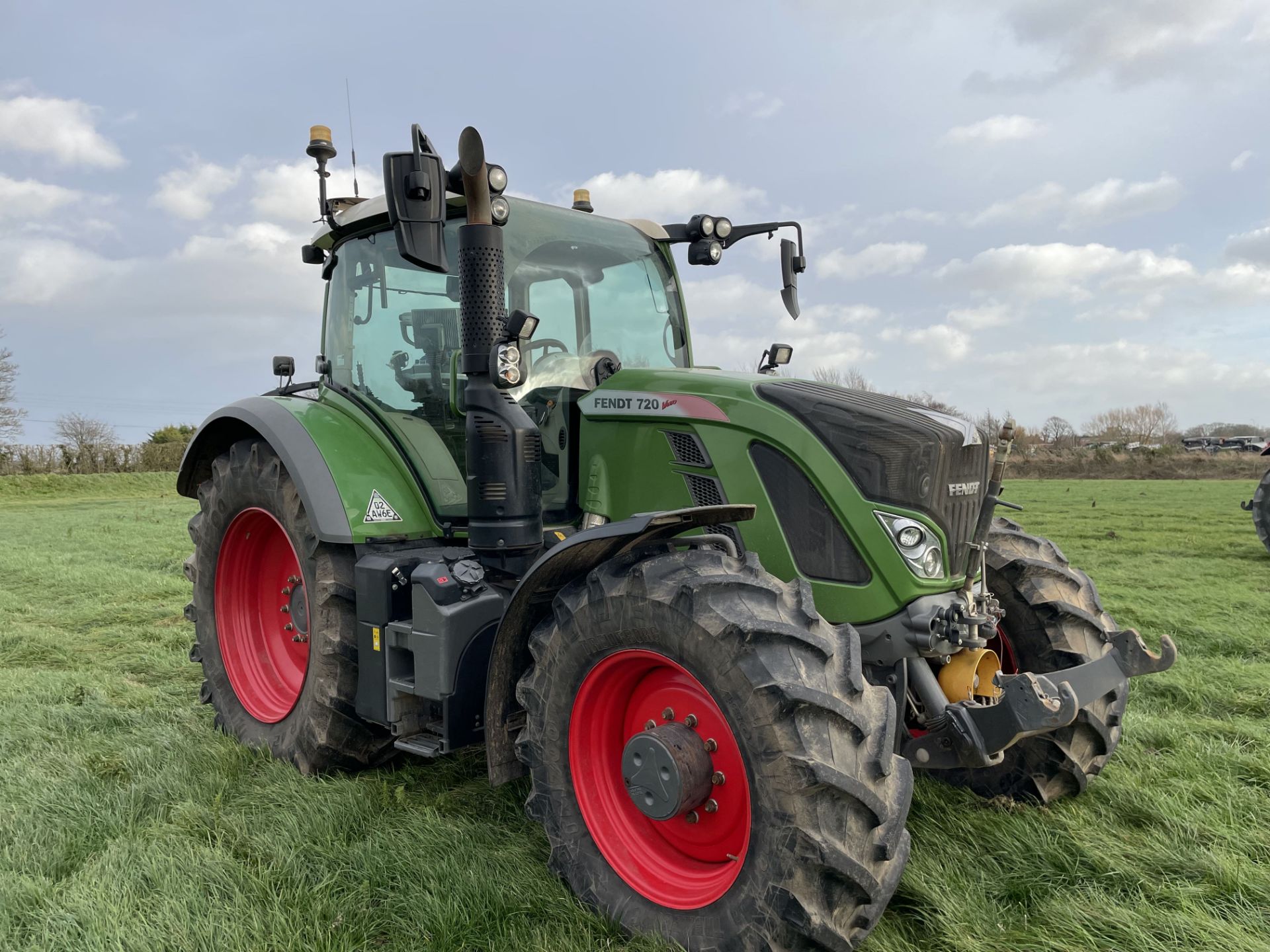 (18) Fendt 720 Vario S4 Profiplus 4wd tractor • Front linkage & PTO • Hydraulic return flow - Image 3 of 10