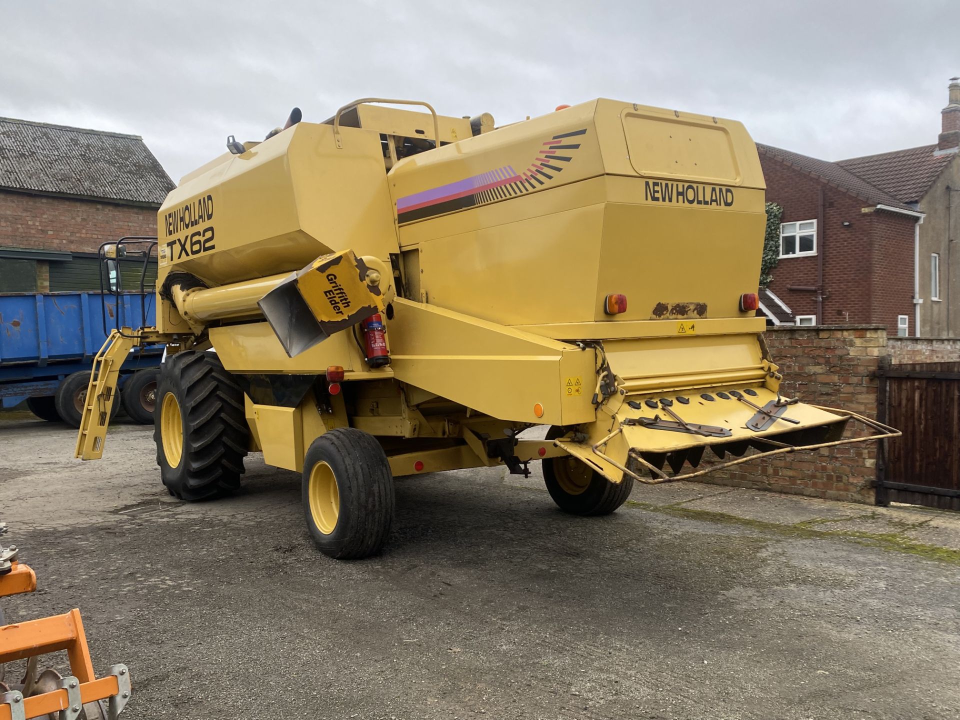 (97) New Holland TX 62 combine with 17ft header, straw chopper, chaff spreader, 3,212 Engine hrs, - Bild 4 aus 6