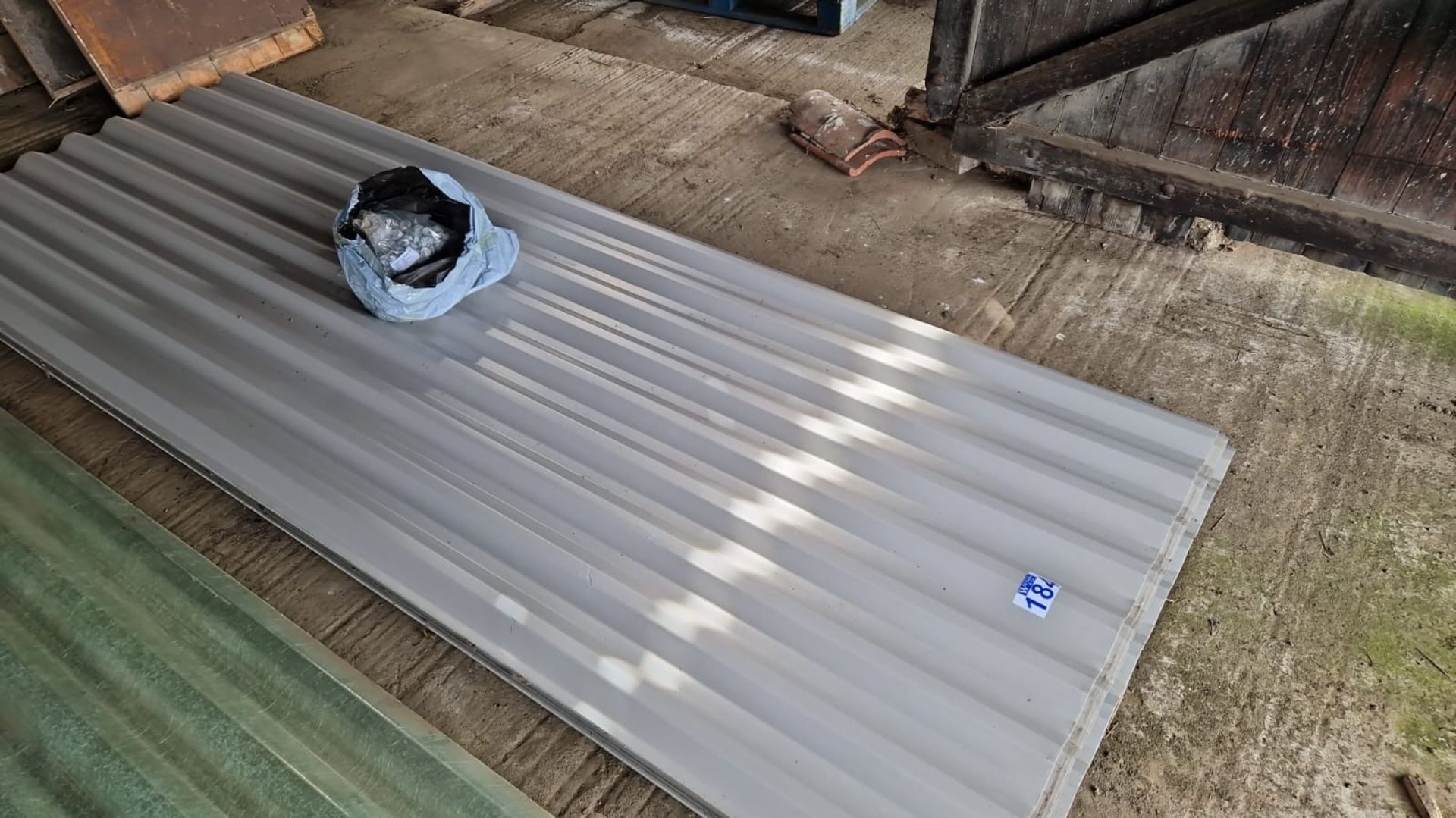 31 x polyester coated roof sheets 3m with screws