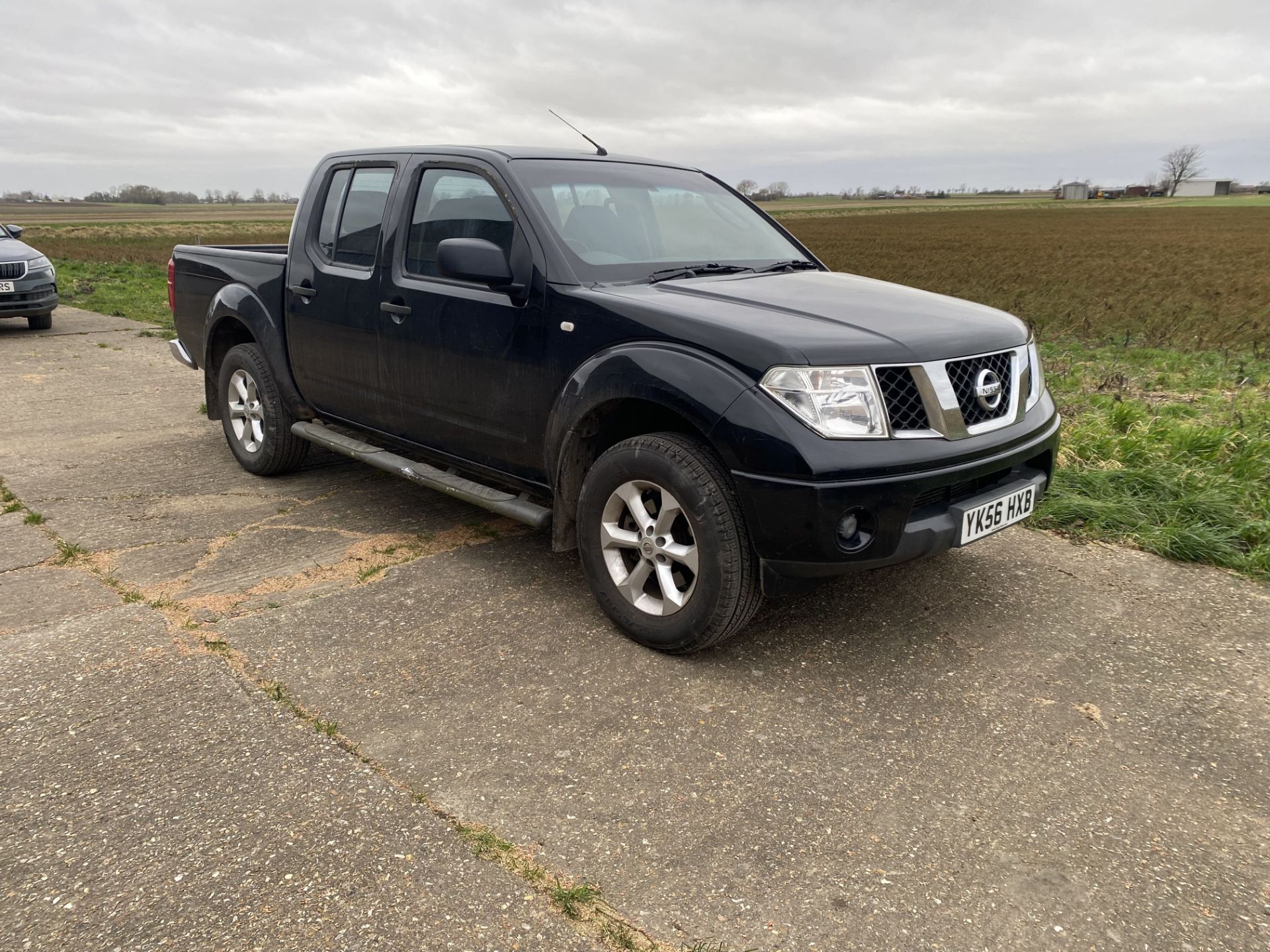 (06) Nissan Navara SE twin cab (diesel) pickup truck with tow bar, alloy wheels, Black, CD player, - Image 3 of 4