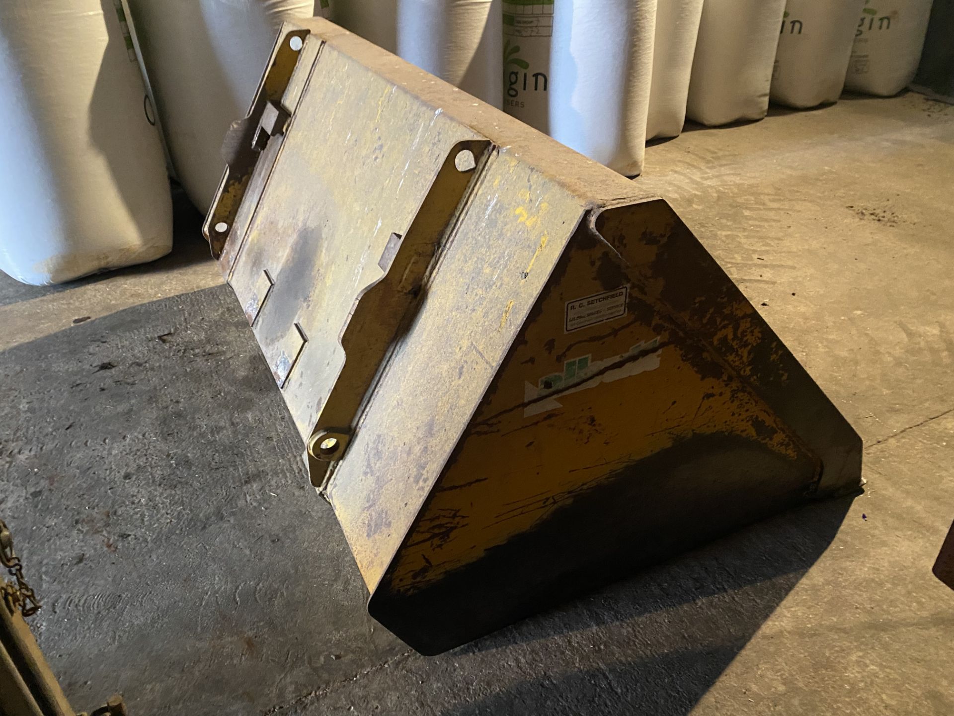 Albutt 1ton Grain bucket with Sanderson back plate fittings - Image 2 of 2