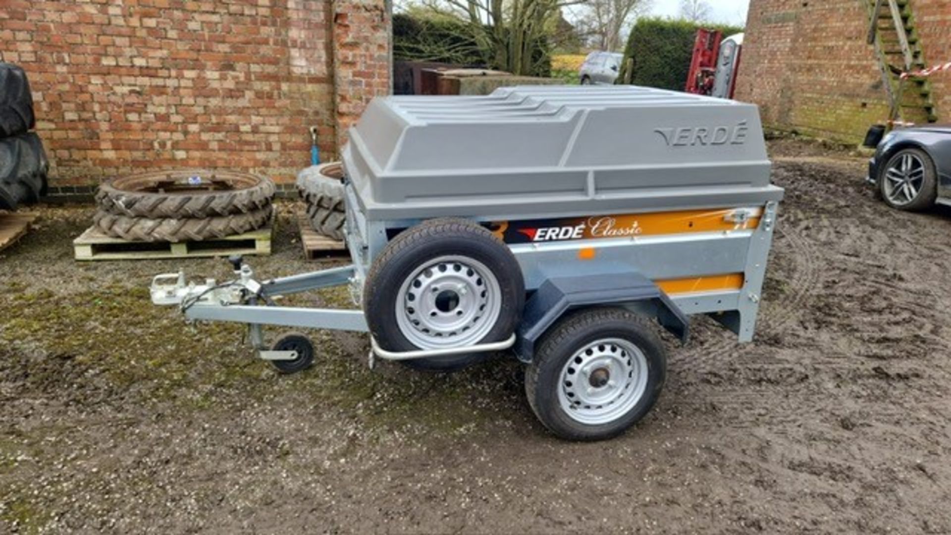 Erde trailer with solid cover & hitch lock, key in office