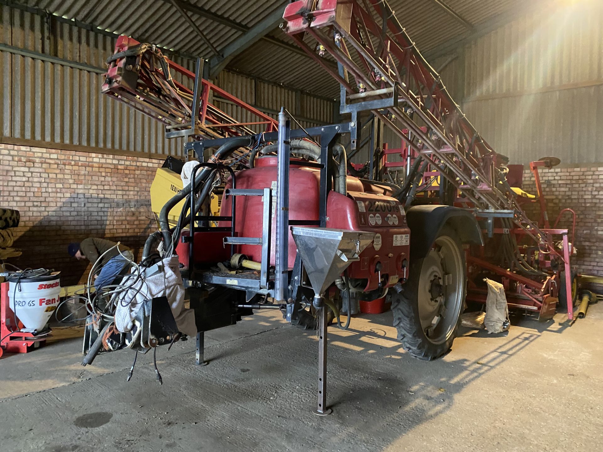 (97) Case 2200 TS trailed Sprayer, 21m folding booms, 4 way sections triplet nozzles, handwash,