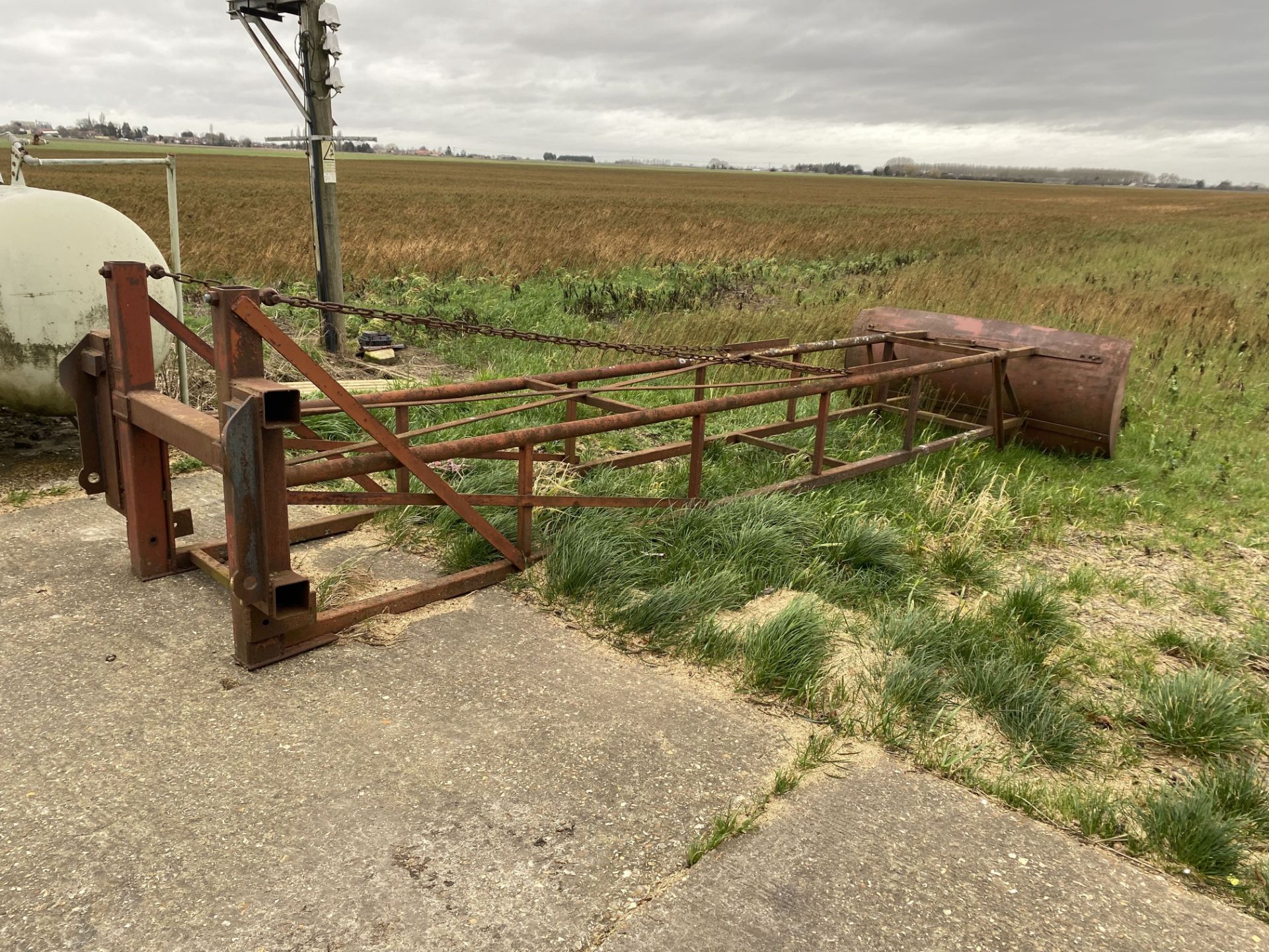 Grain pusher with Sanderson back plate fittings