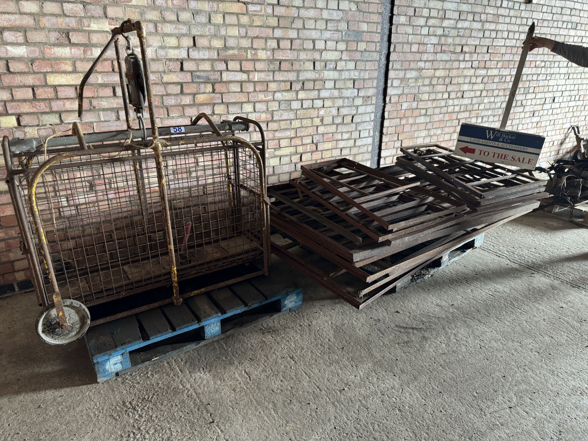 Pig weigher + farrowing crates - Image 2 of 2