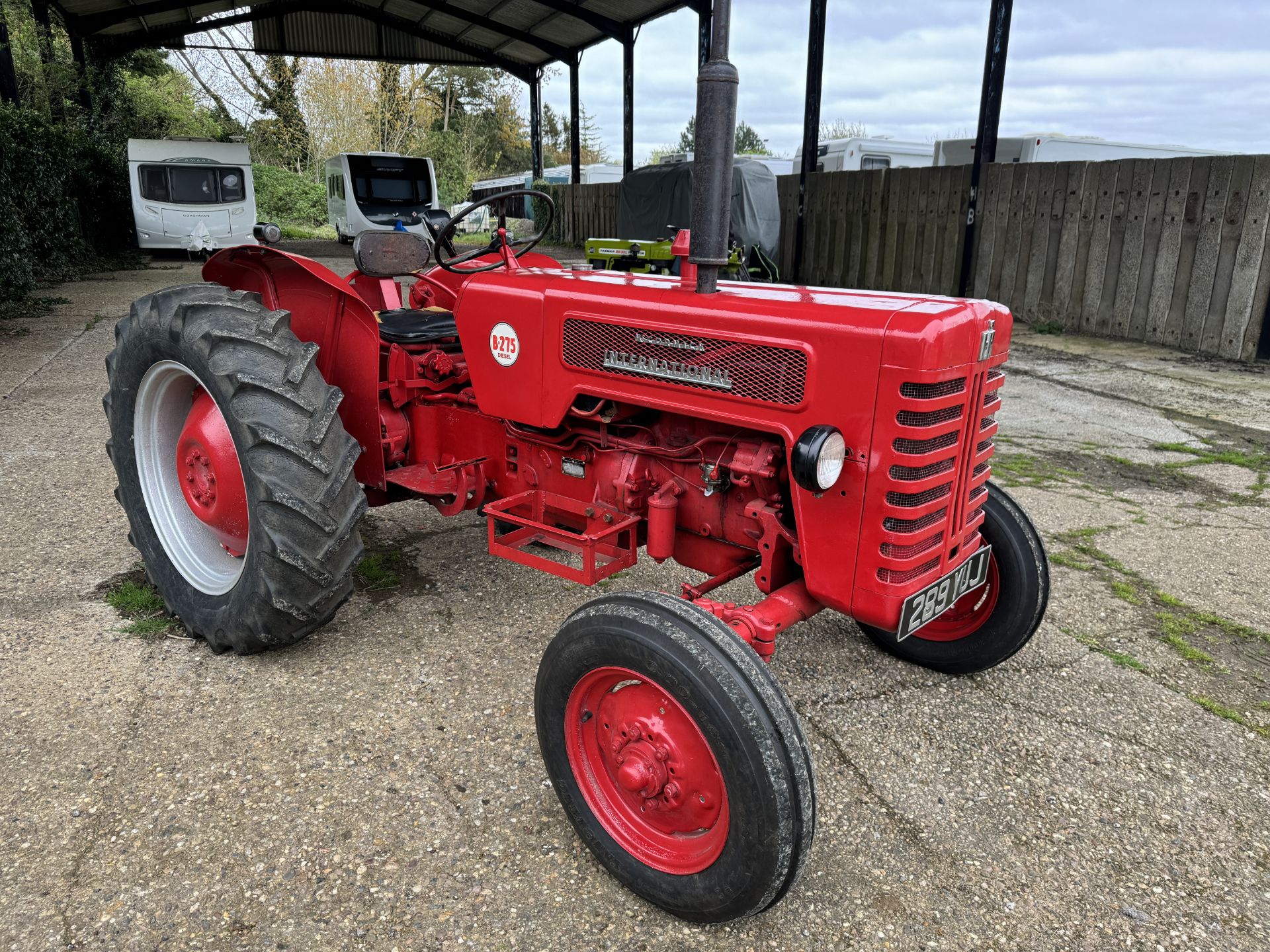 1960 International B275 diesel tractor - Image 2 of 3