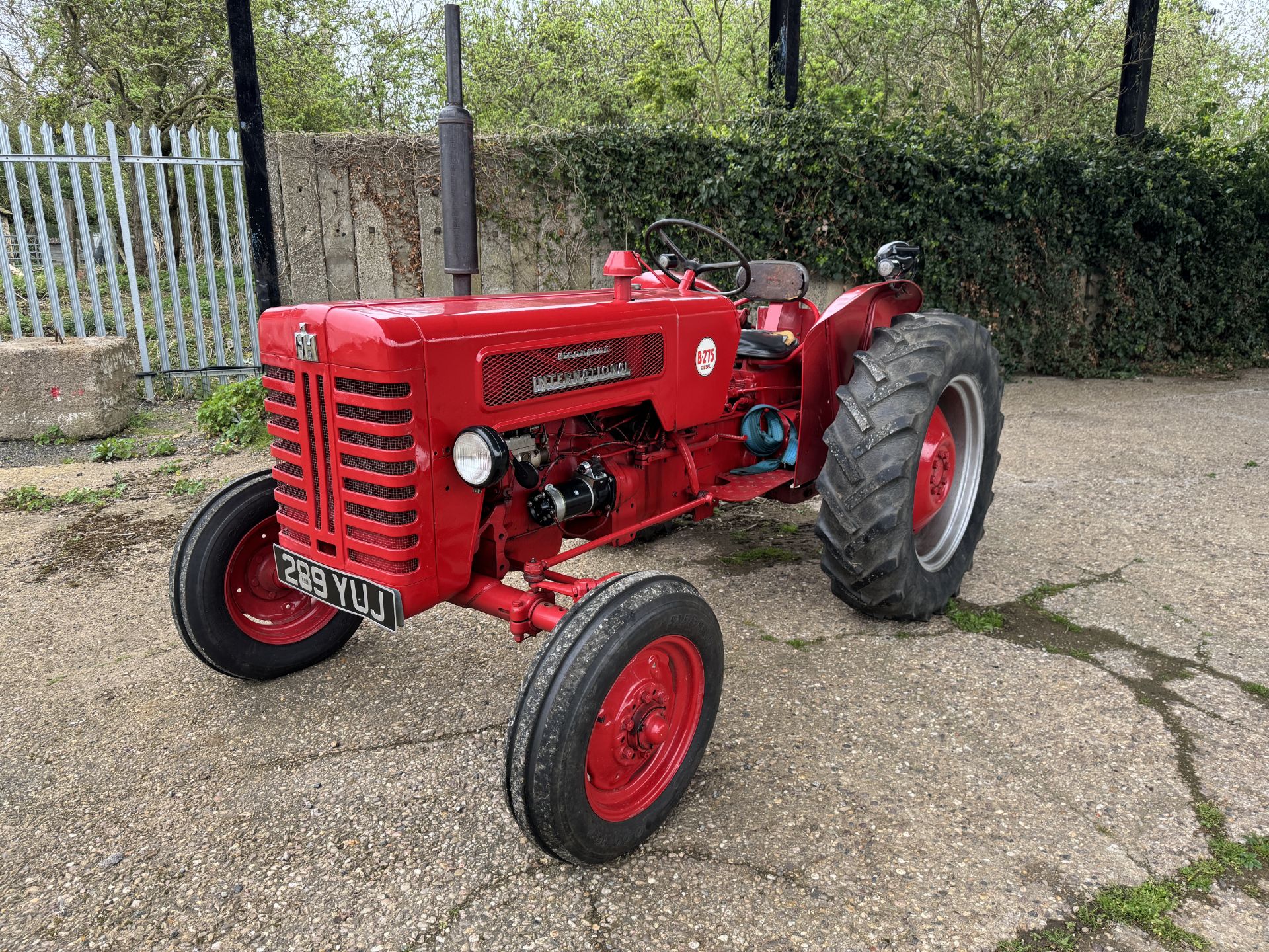 1960 International B275 diesel tractor