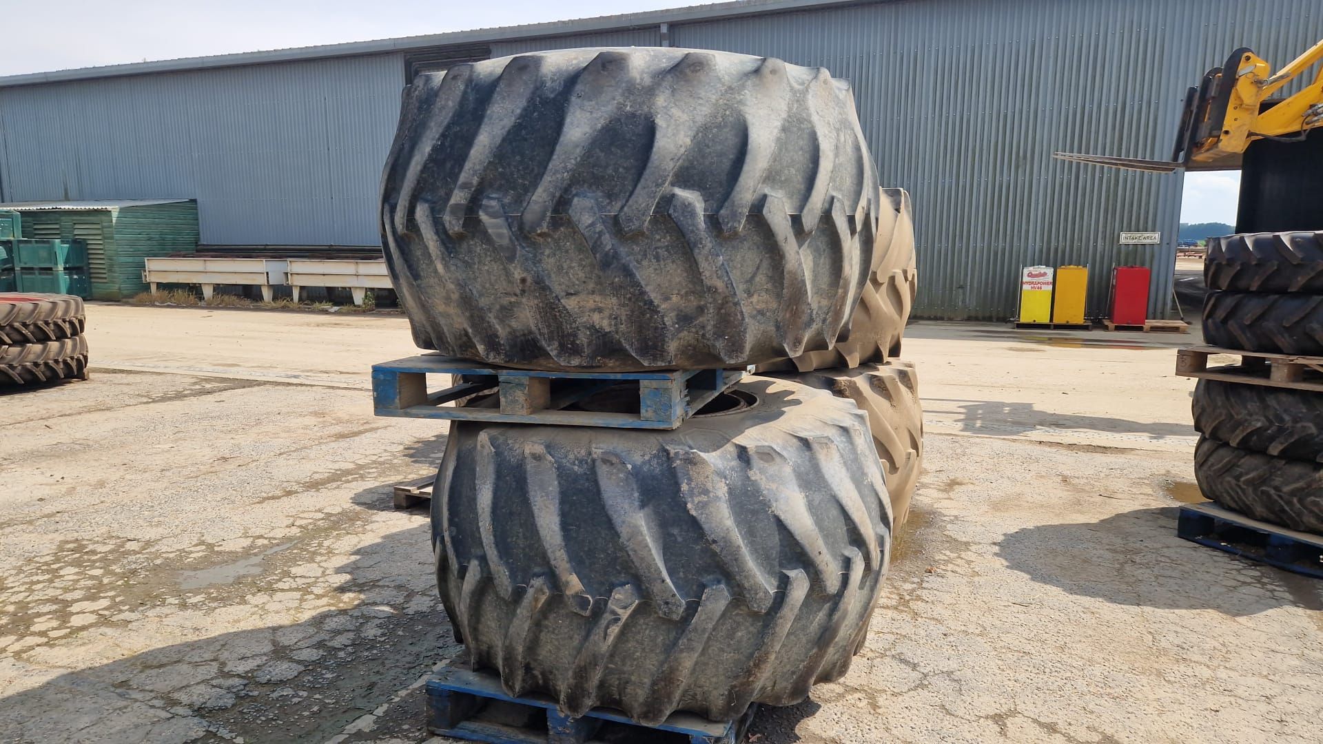 Pair of Firestone flotation wheels 67x34 25 NHS