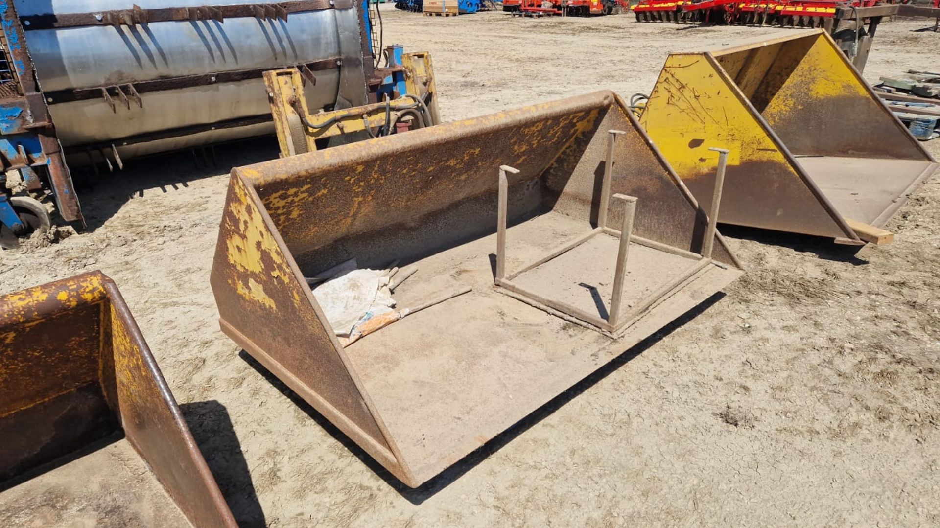 Sanderson tipping bucket with back plate carriage