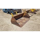 Sanderson forklift bucket with crown tipping attachment