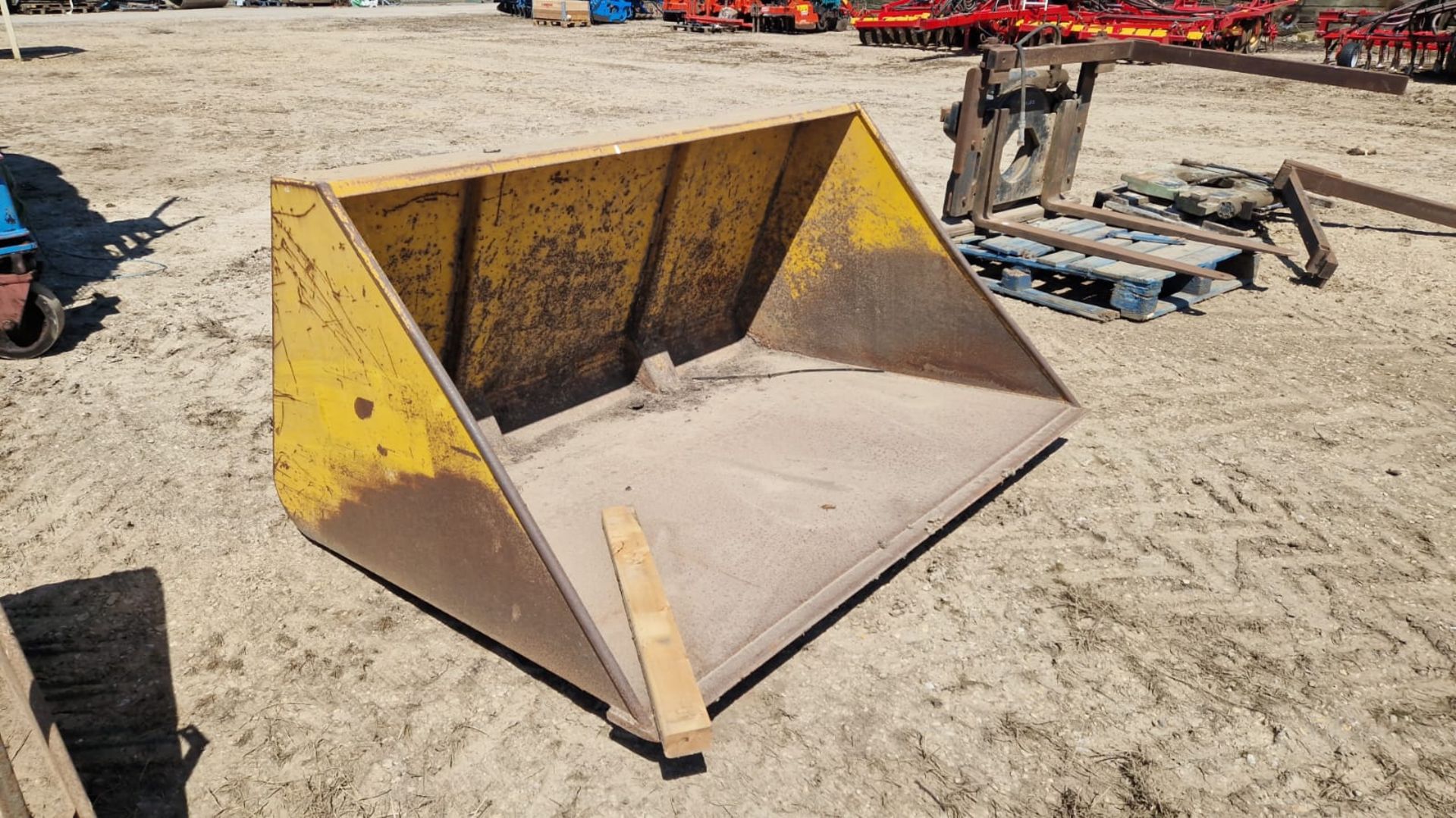 Bridge Engineering materials handling bucket to fit carriage on forklift