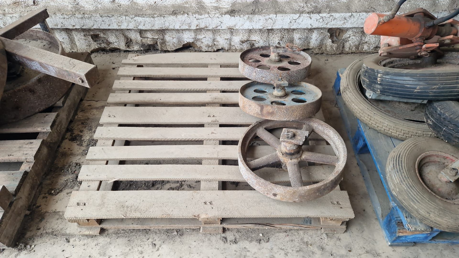 Qty metal implement wheels