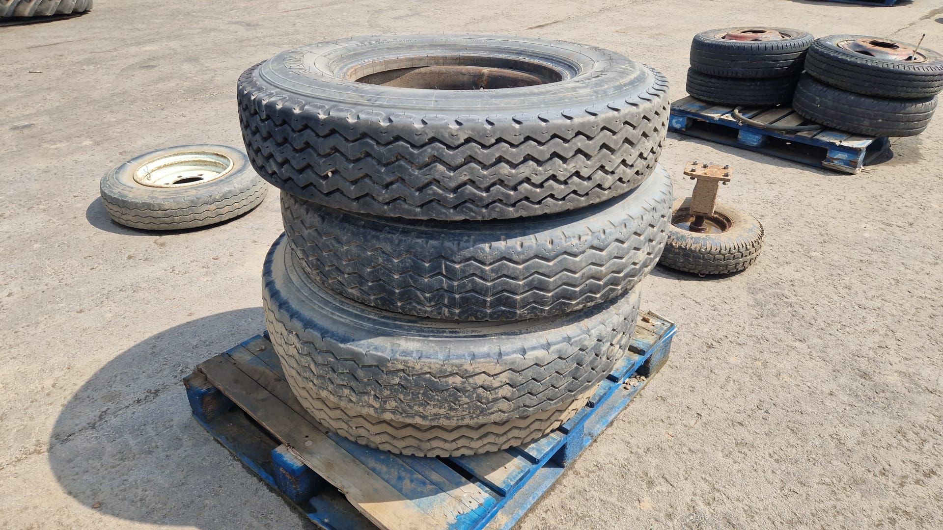 4 x 9.00 R20 tube type tyres