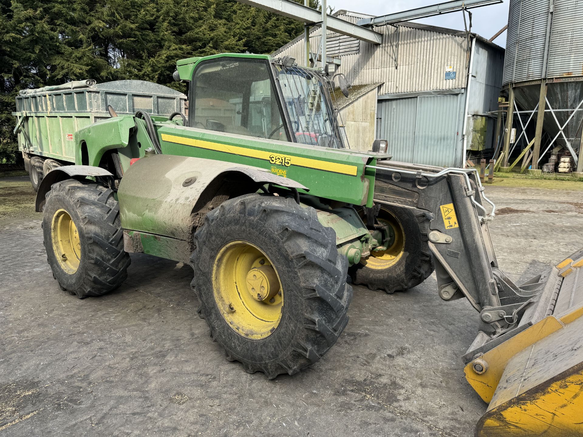 (04) John Deere 3215 telescopic handler, BXT 15.5/80-24 tyres, 8,263 hrs, Reg FX04 VFG, log book