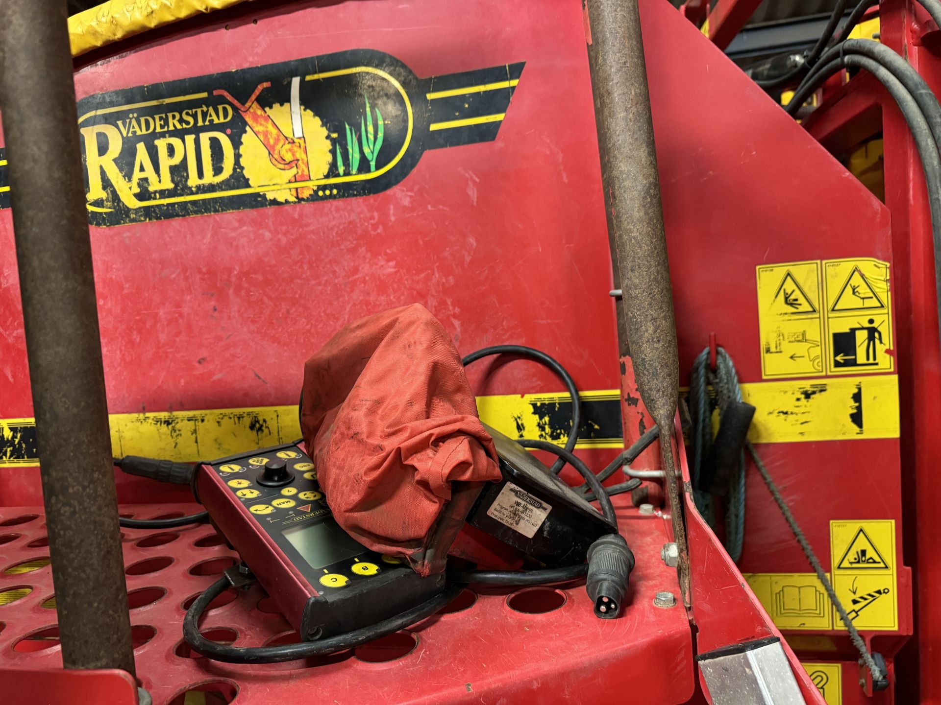 (98) Vaderstad Rapid 600 F system disc 6m folding drill serial No 9188, control box & scales in - Image 5 of 8